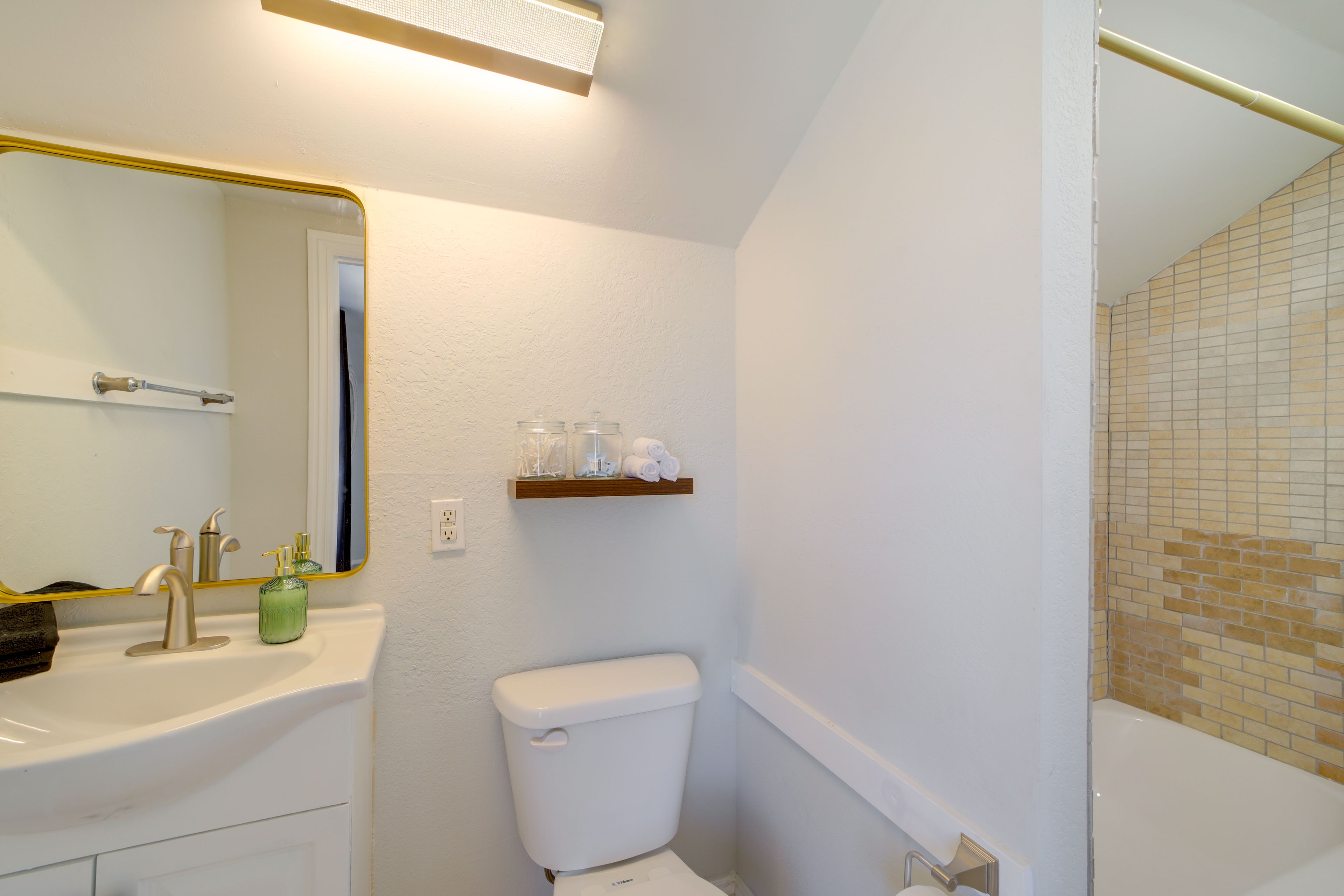 En-Suite Bathroom | 2nd Floor