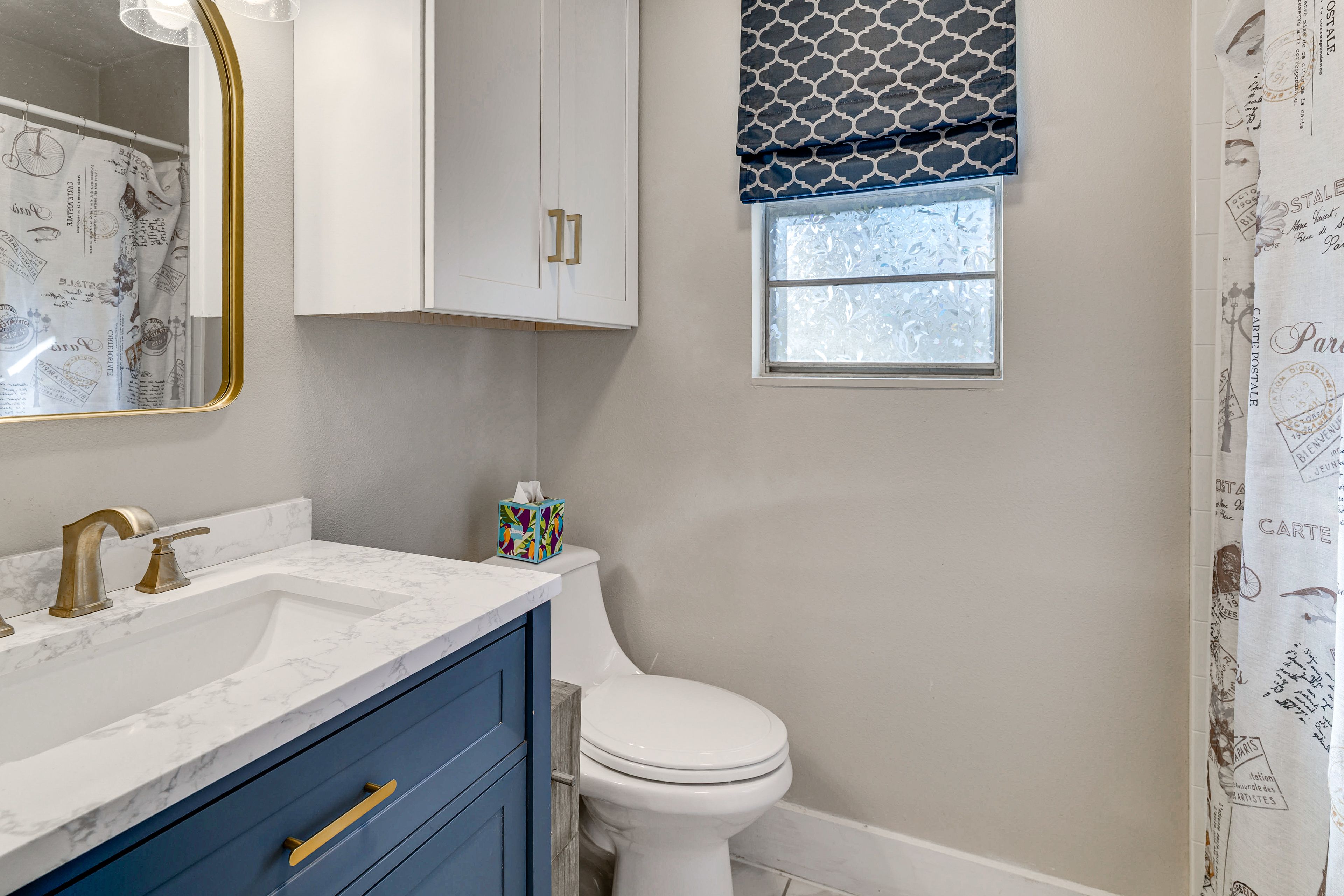 Bathroom | Towels Provided | Complimentary Toiletries | Hair Dryer