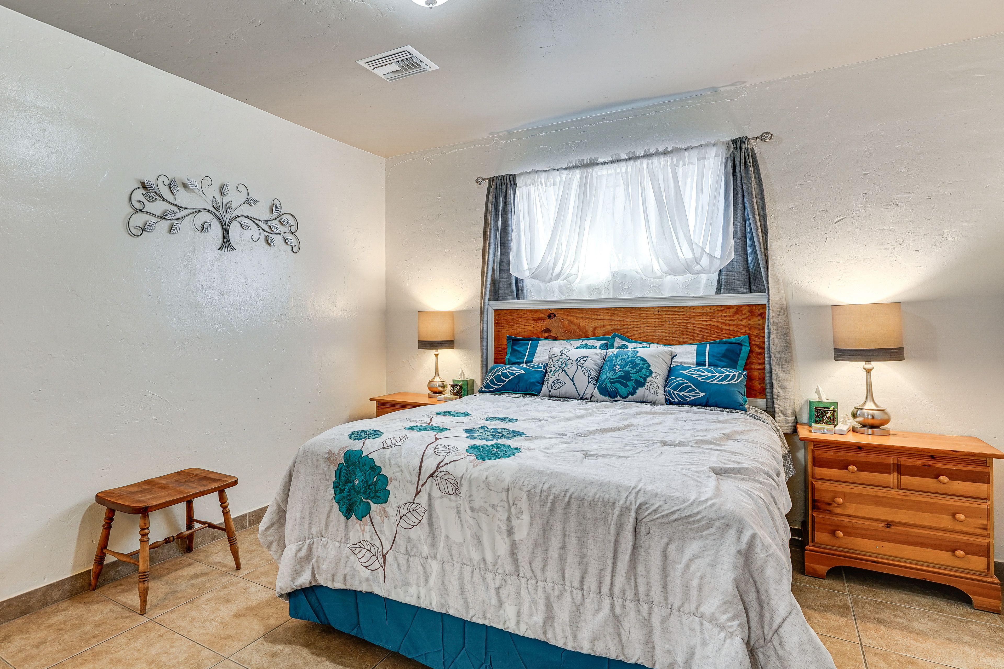 Bedroom 2 | Queen Bed | Smart TV | Desk