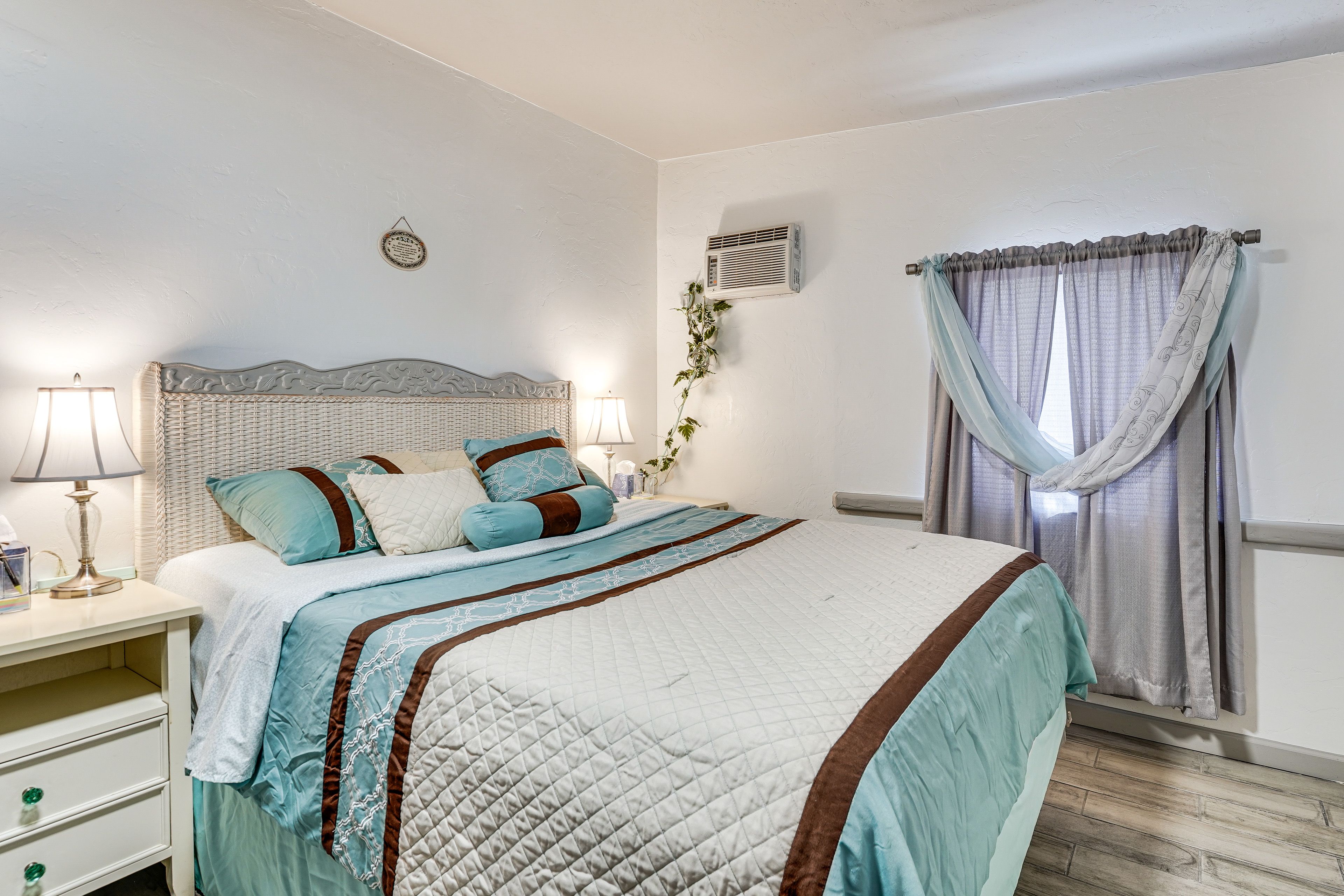 Bedroom 1 | Queen Bed | Smart TV | Desk