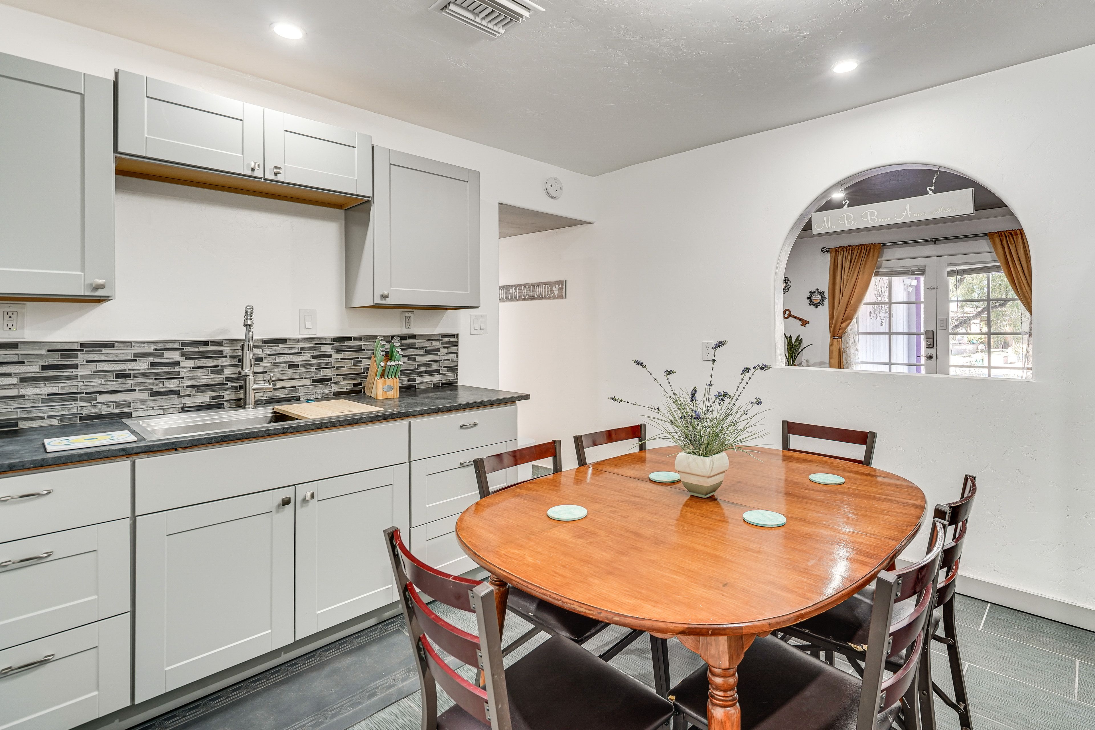 Dining Area | Dishware/Flatware Provided