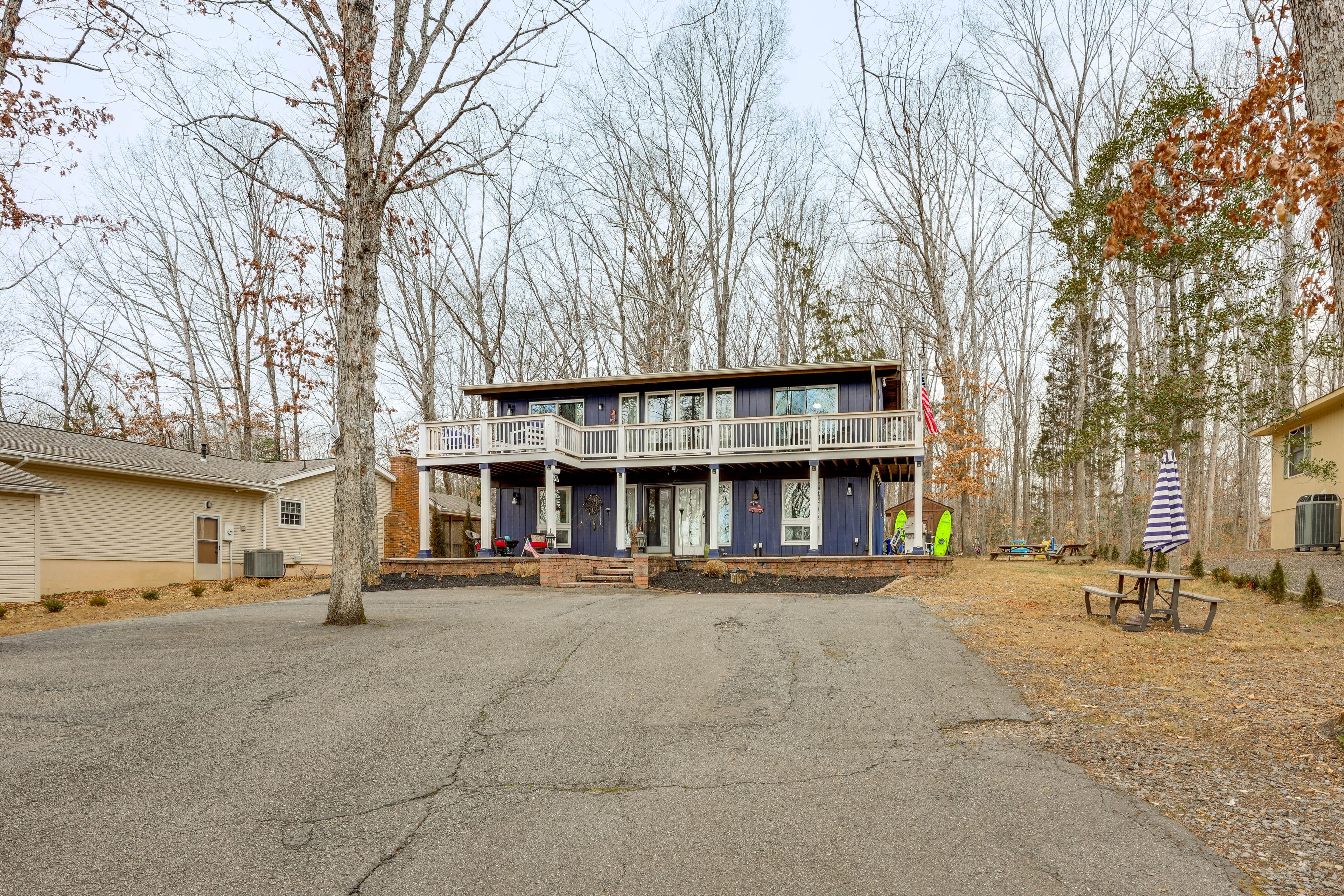 Parking | Driveway (6 Vehicles)