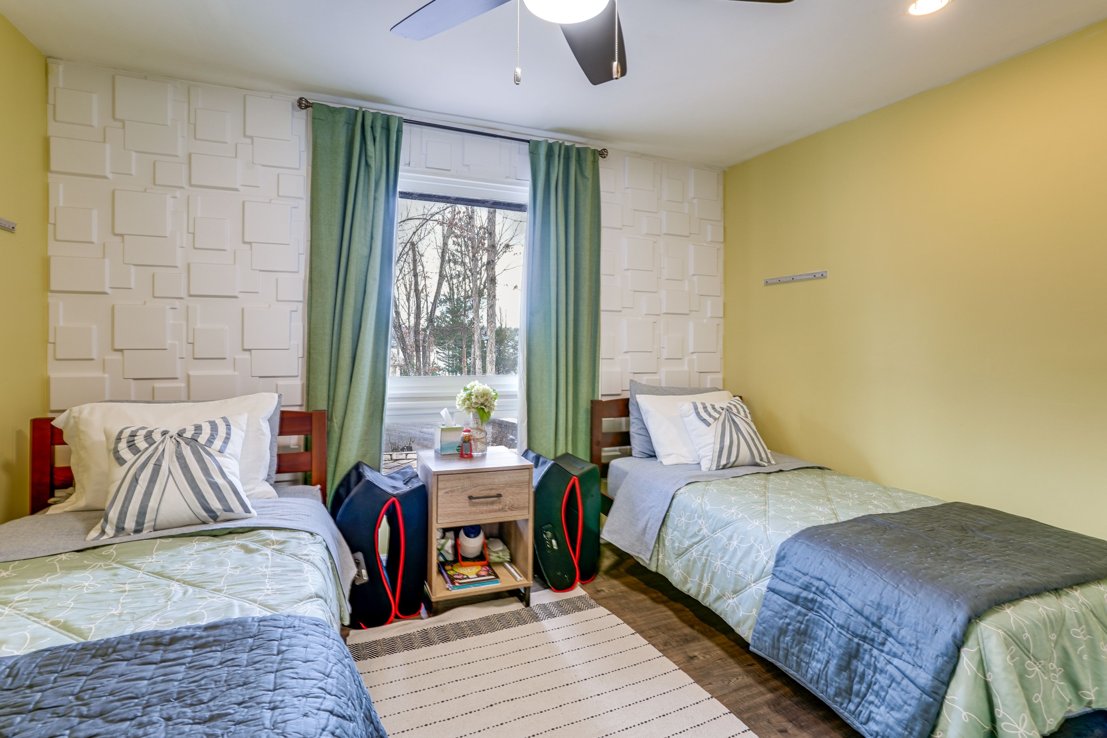 Bedroom 3 | 2 Twin Beds | Flat-Screen TV | 1st Floor