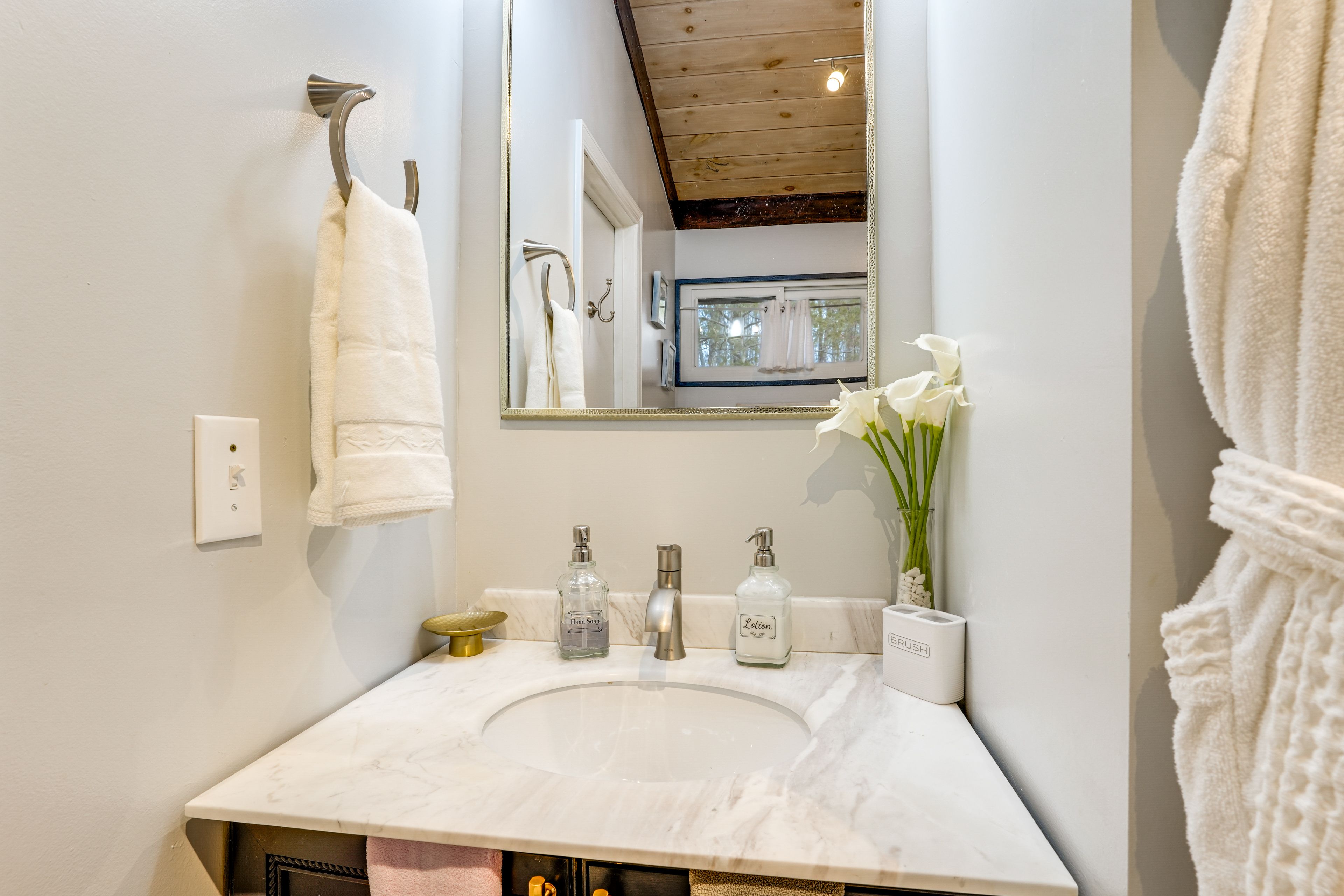 Full Bathroom | 2nd Floor