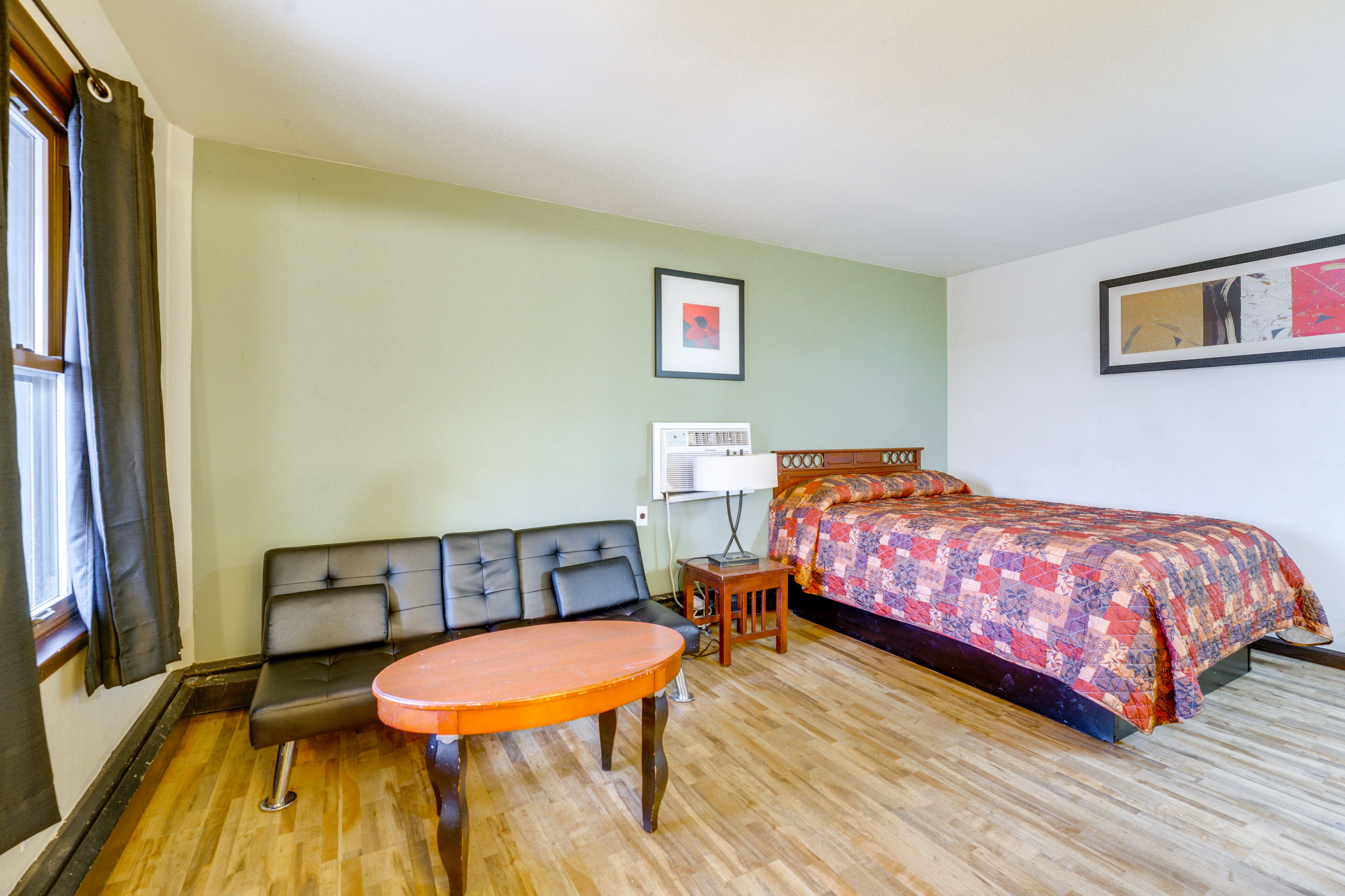 Studio | Queen Bed | Free WiFi | Central A/C & Heat | 250 Sq Ft