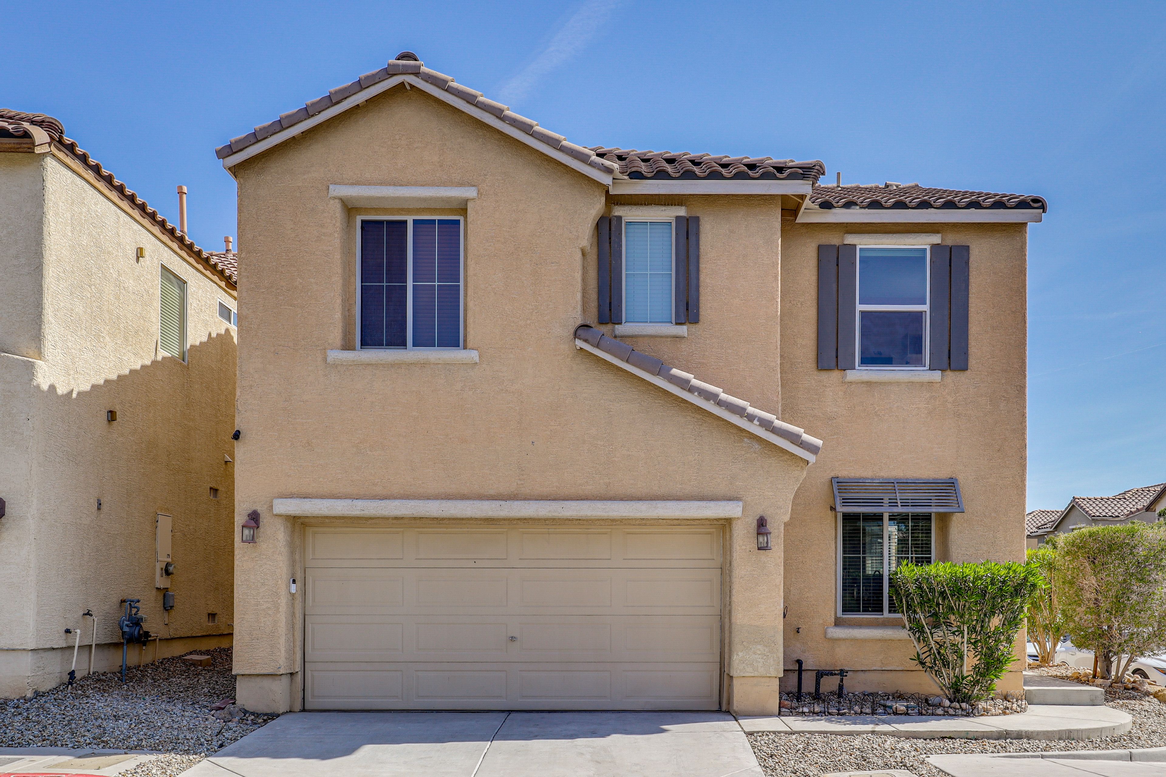 Exterior | Driveway (1 Vehicle) | Garage (2 Vehicles)