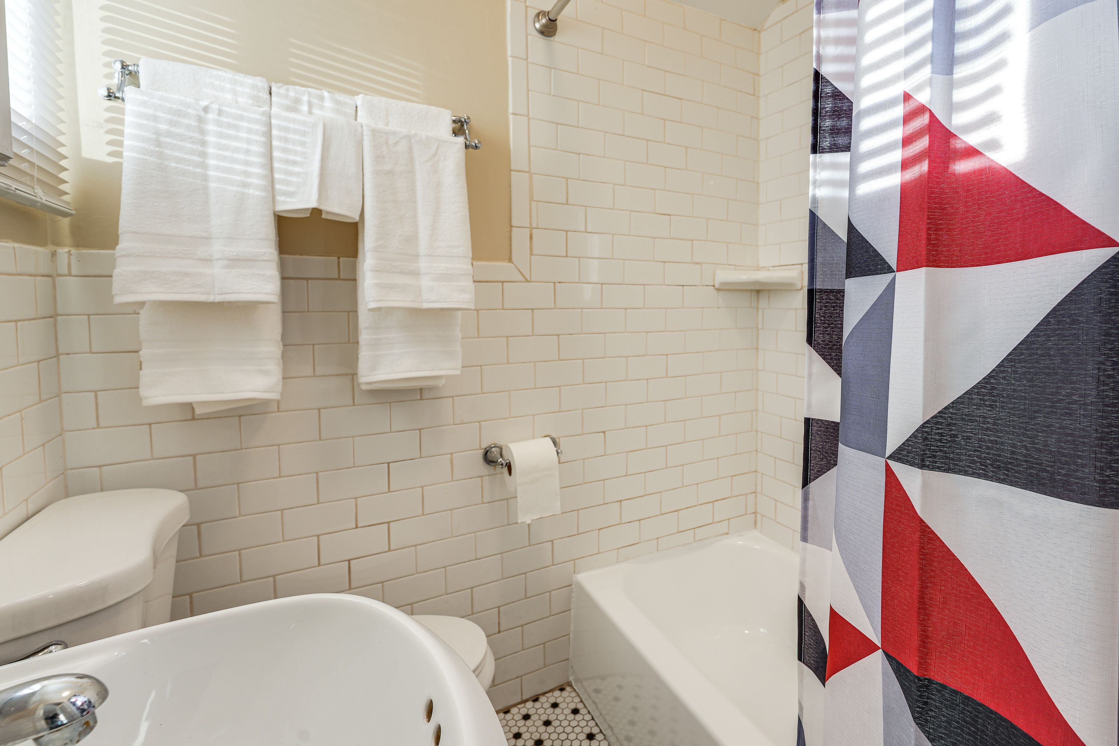 Full Bathroom | Towels Provided