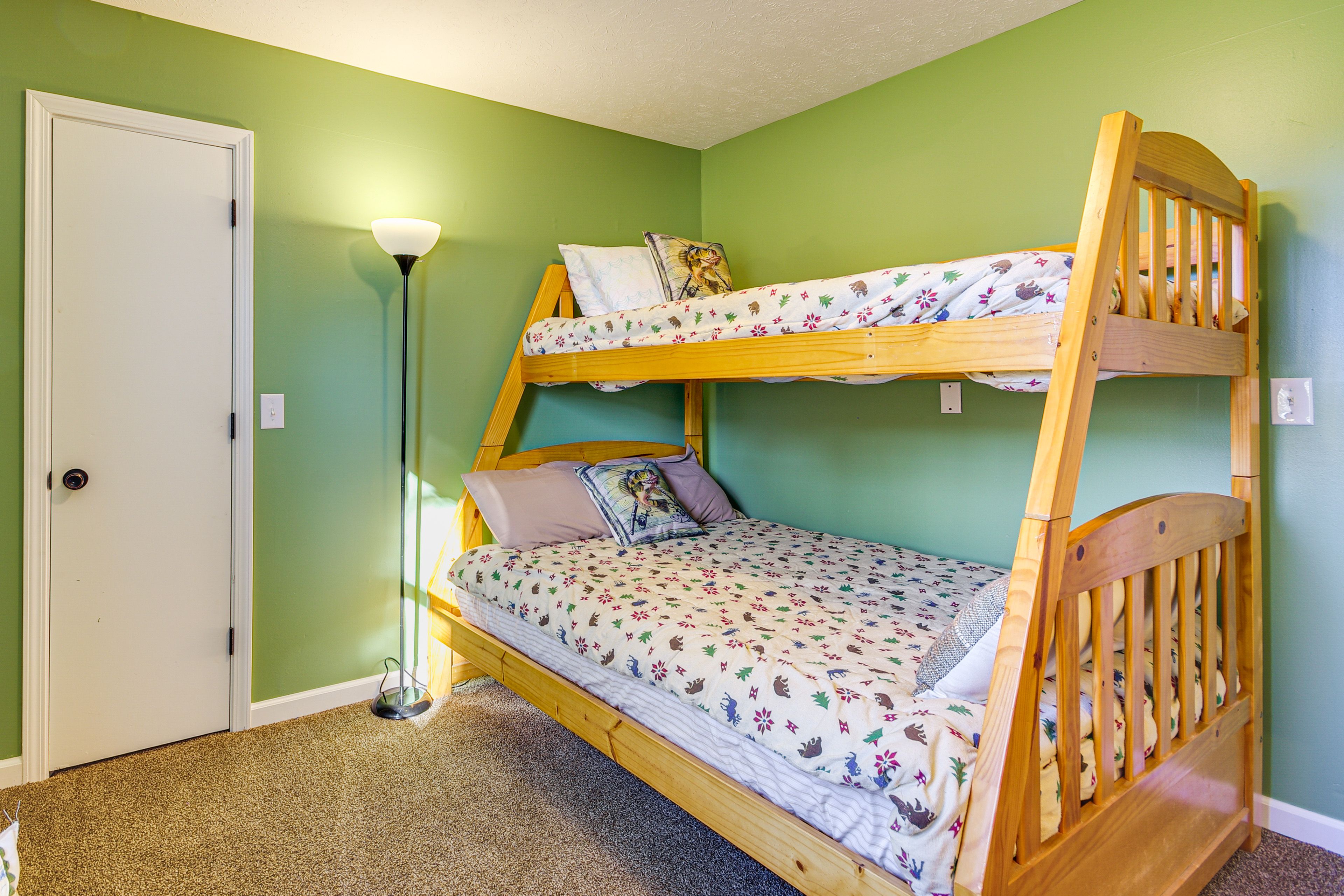 Bedroom 4 | Twin/Full Bunk Bed