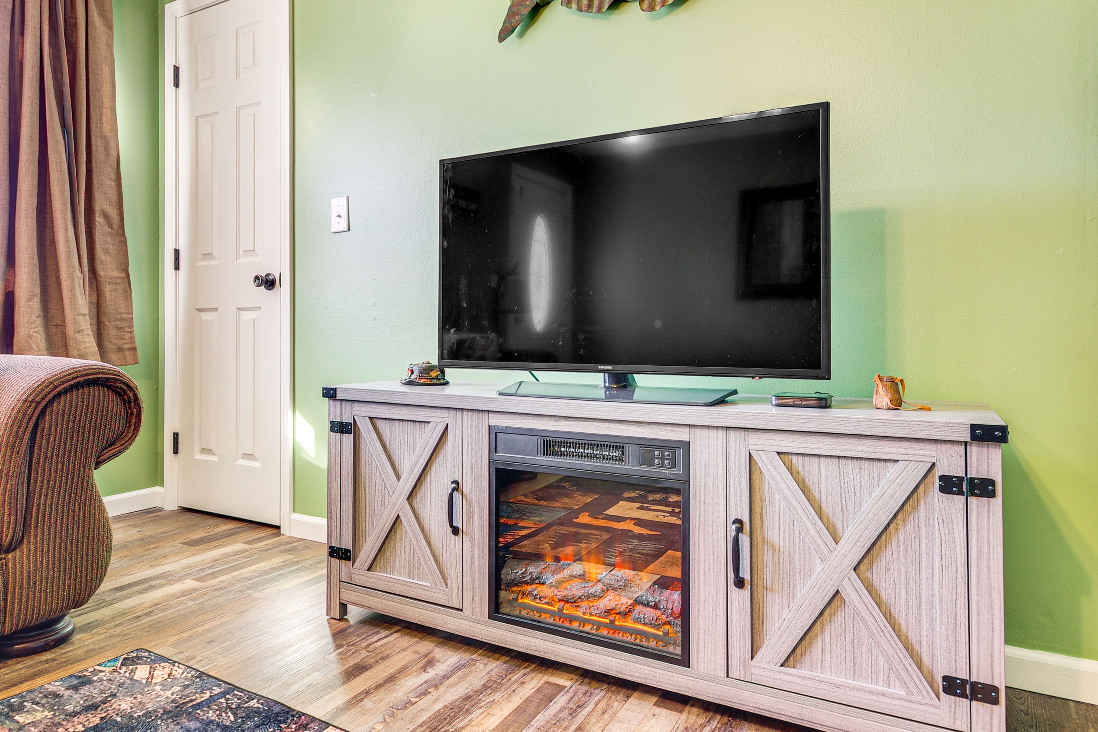 Living Room | Free WiFi | Central A/C & Heat