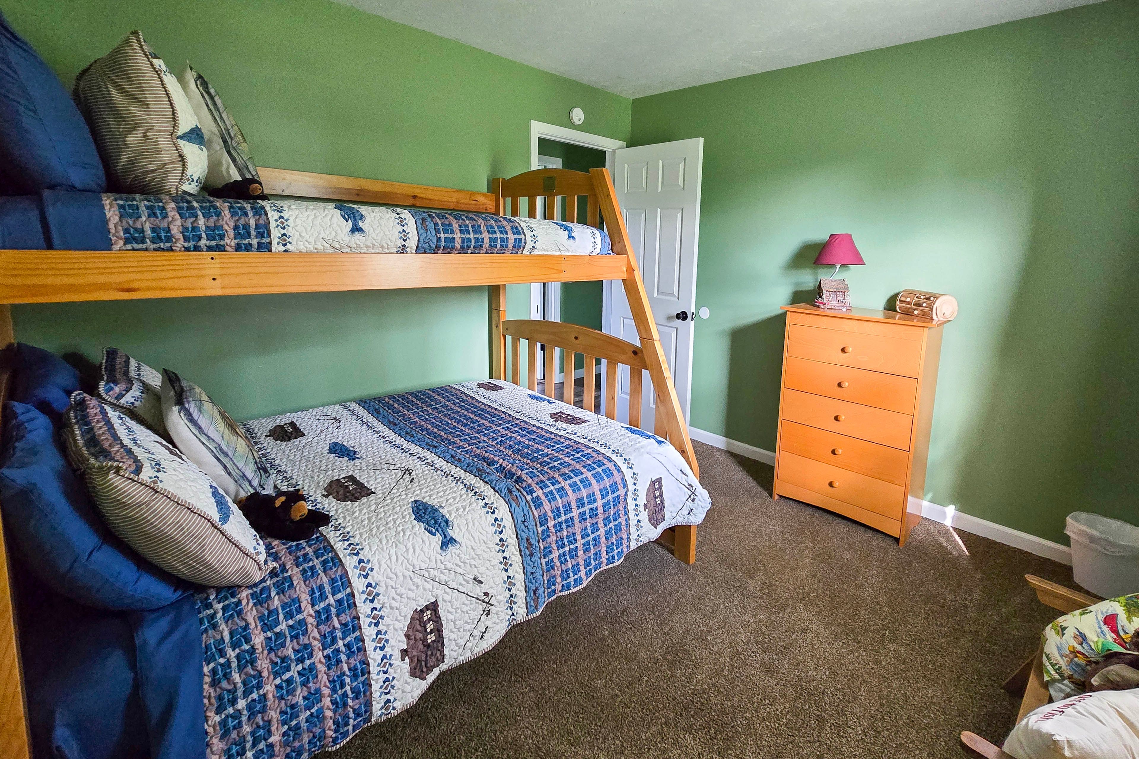 Bedroom 4 | Twin/Full Bunk Bed