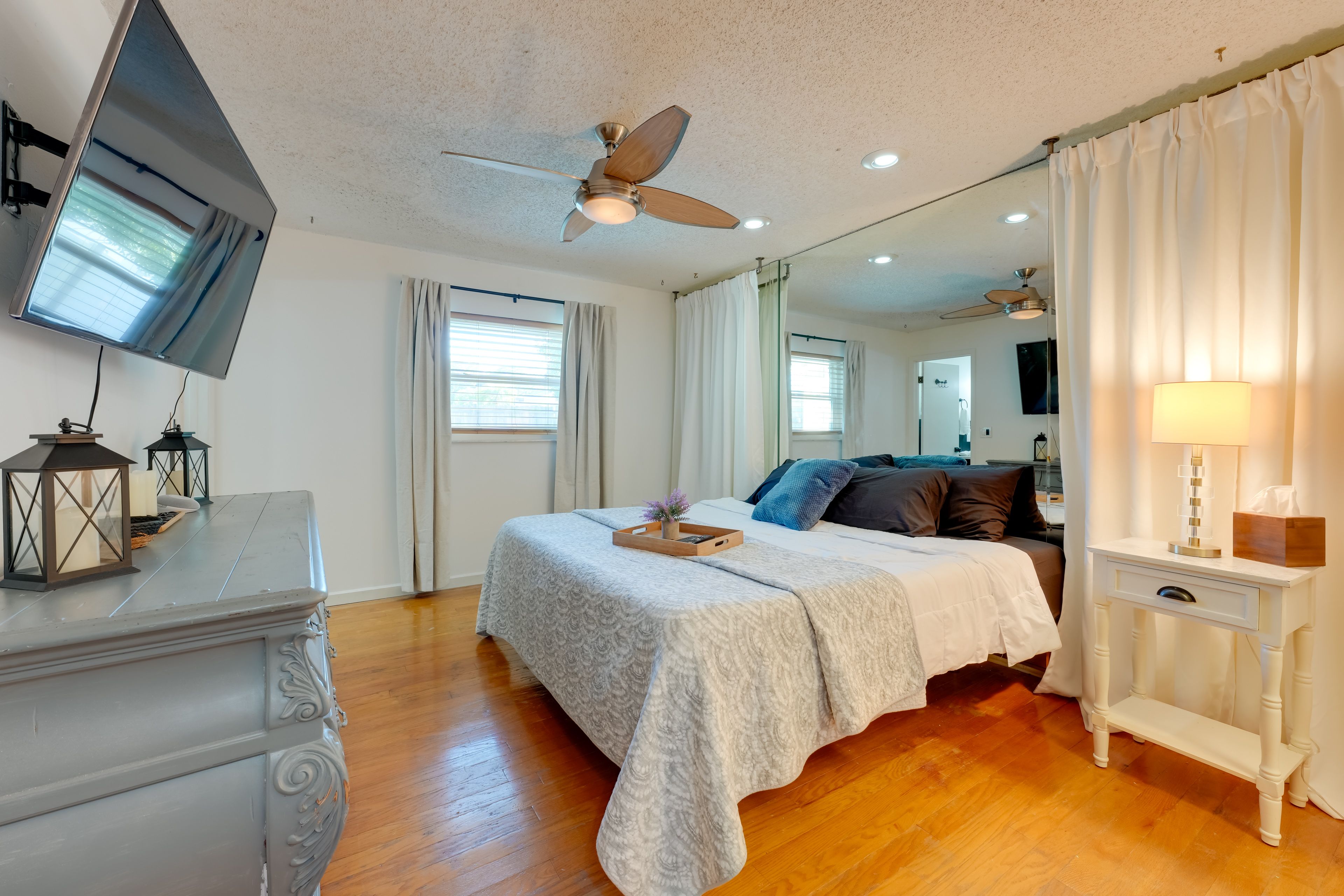 Bedroom 1 | King Bed | Smart TV | Linens Provided
