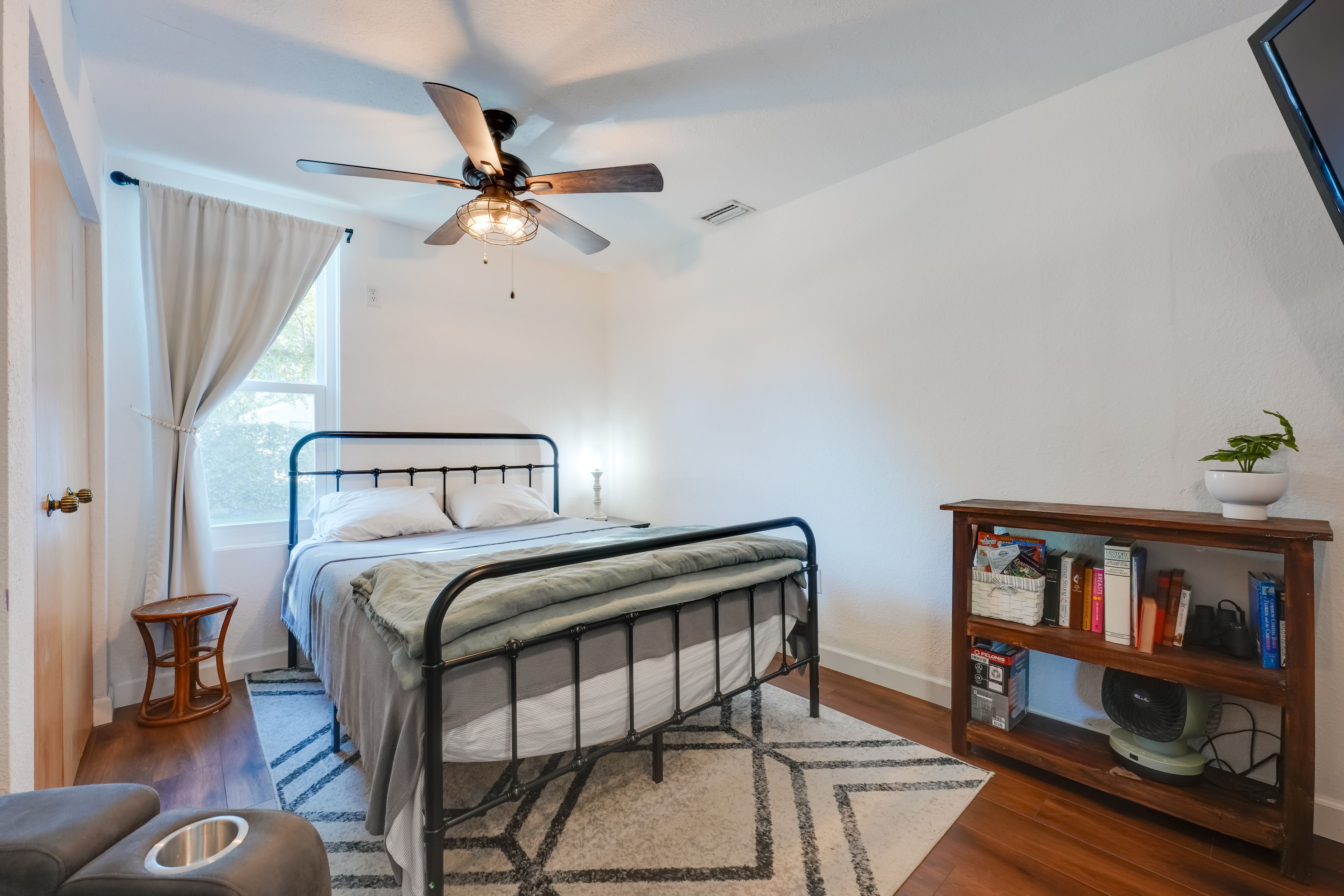 Studio | Queen Bed | Smart TV | Linens Provided