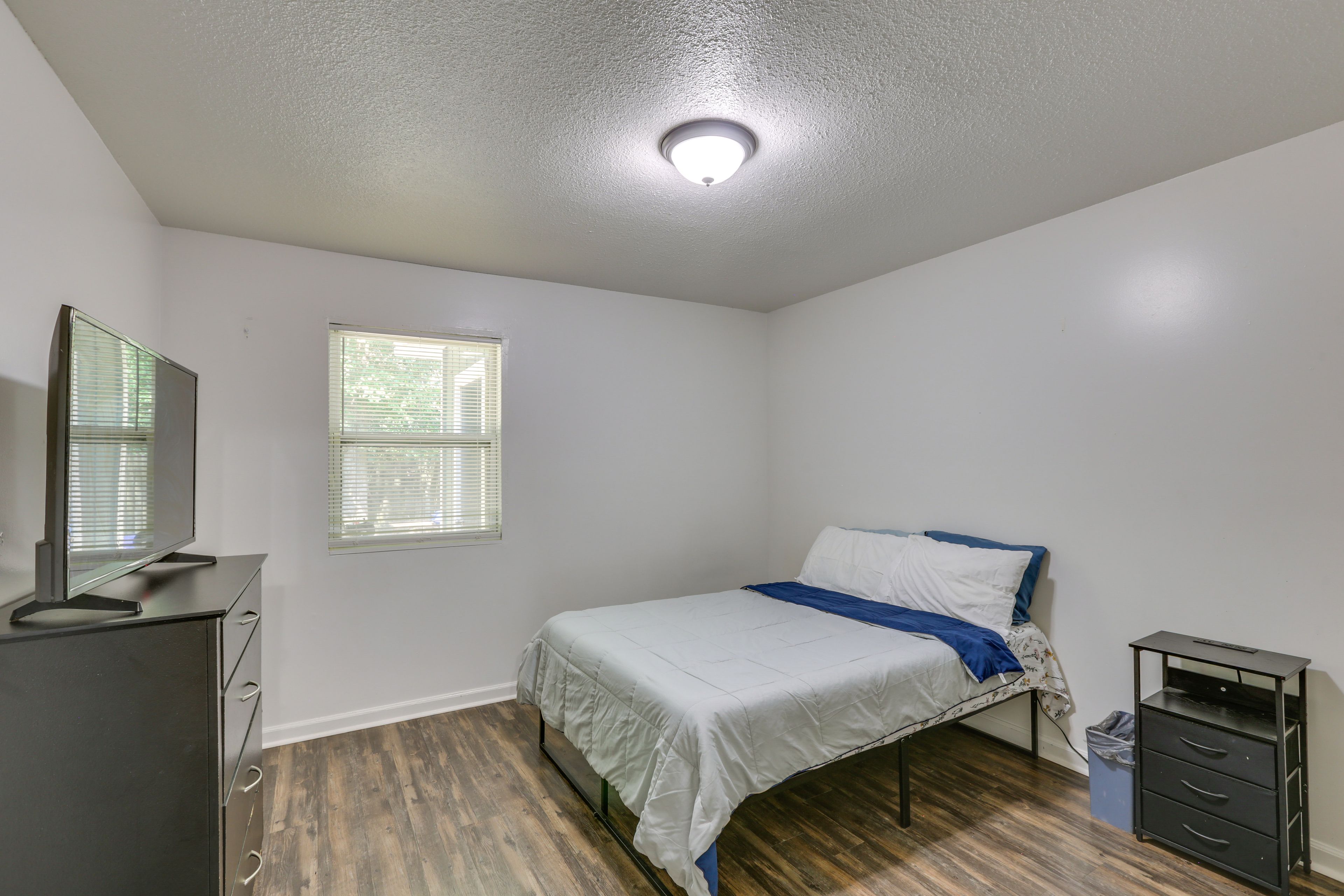Bedroom 1 | Queen Bed