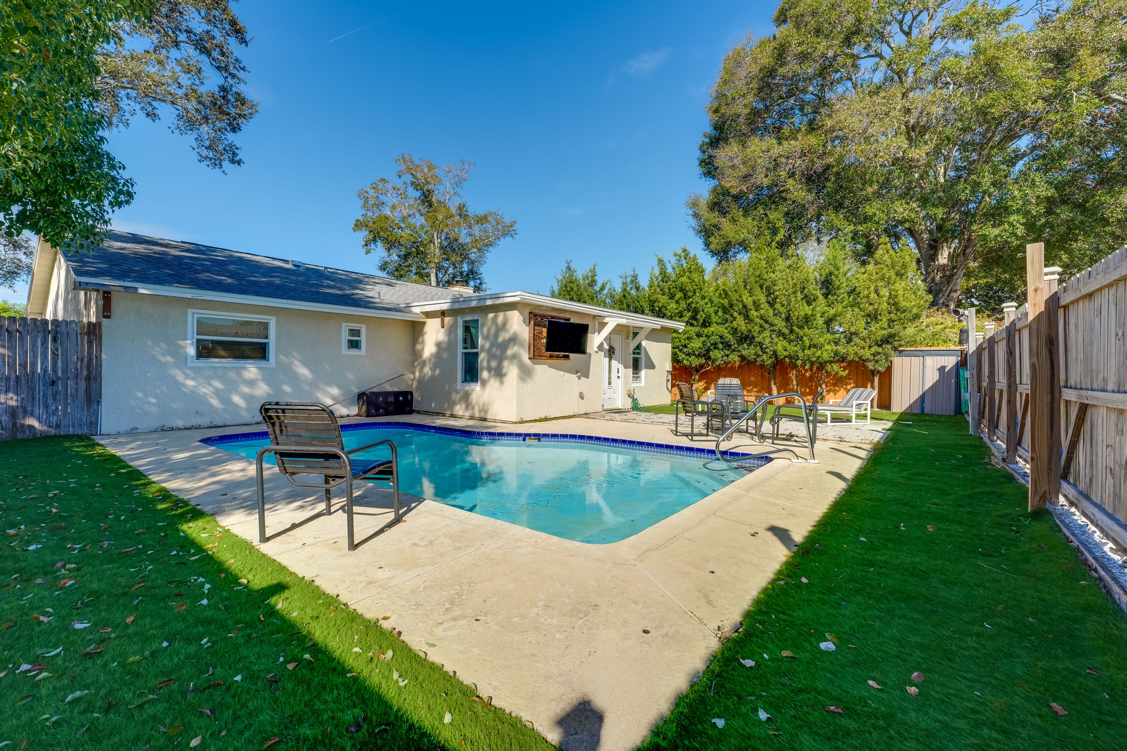 Palm Harbor Vacation Rental | Studio | 1BA | 350 Sq Ft | Step-Free Access