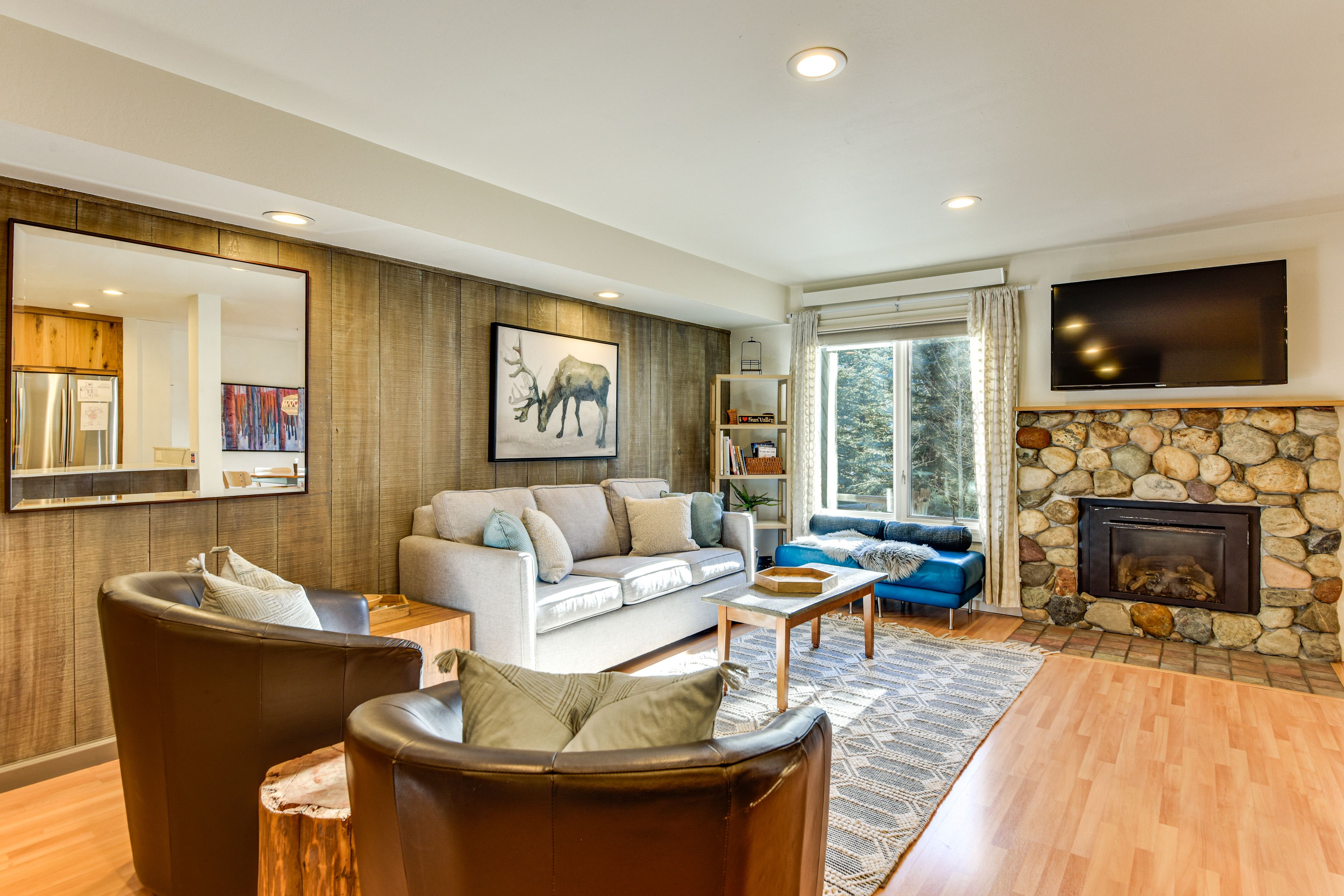 Living Room | Gas Fireplace