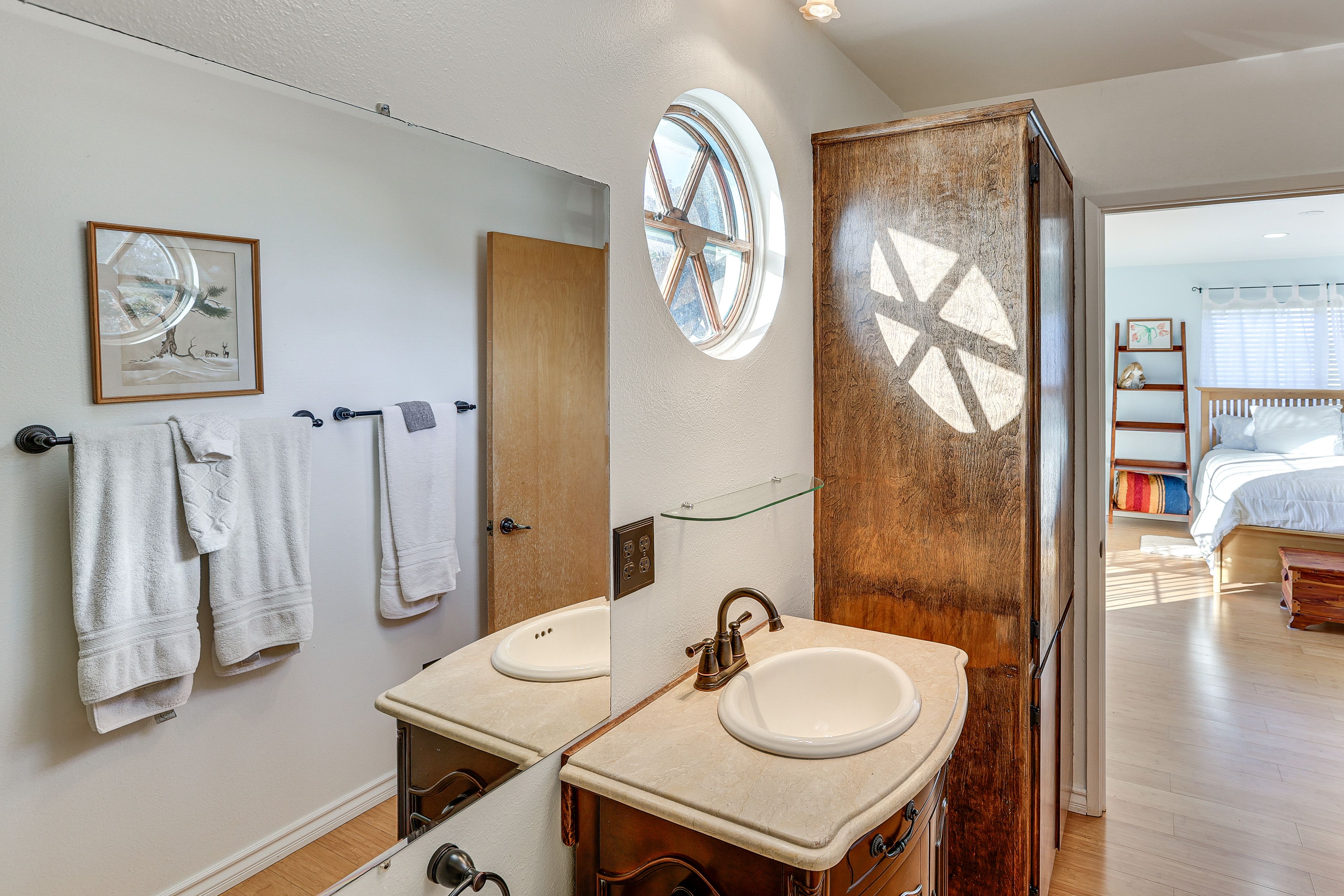 Full Bathroom | Towels Provided