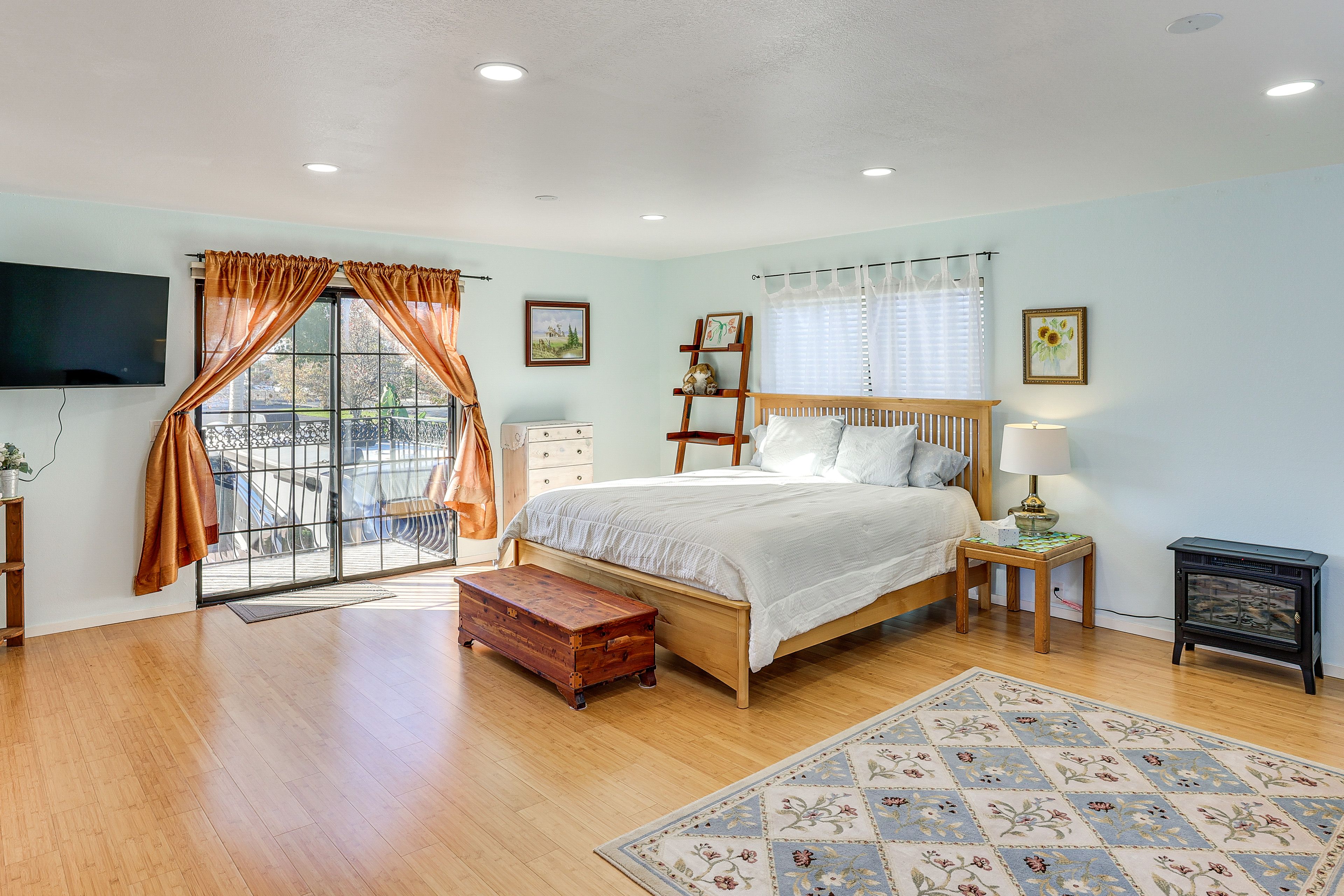 Studio | King Bed | TV | Electric Fireplace