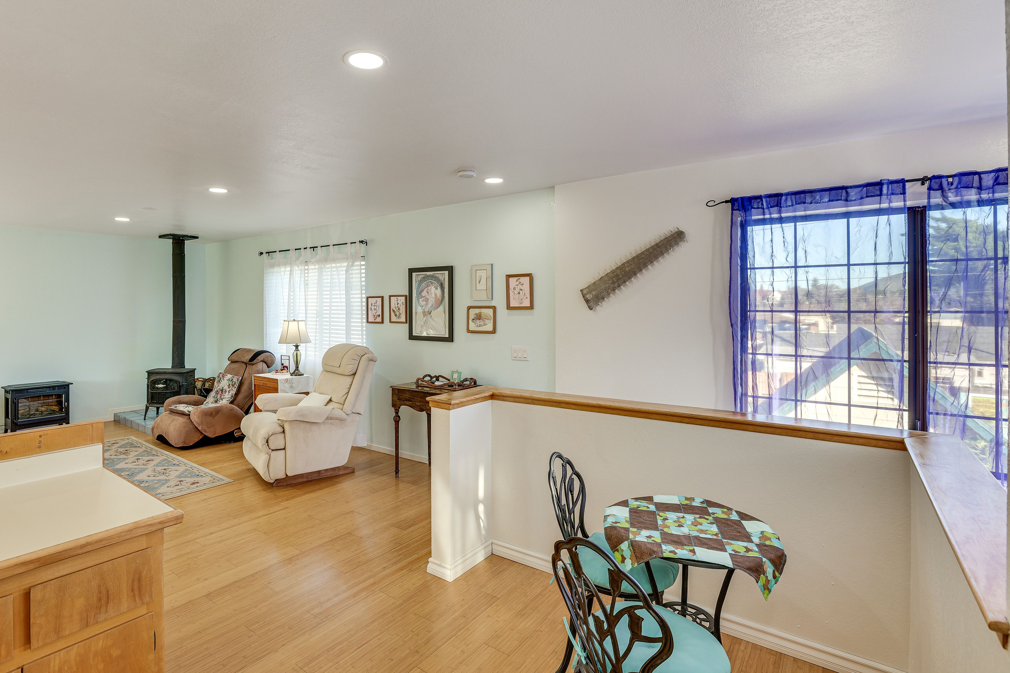 Dining Table | Dishware/Flatware