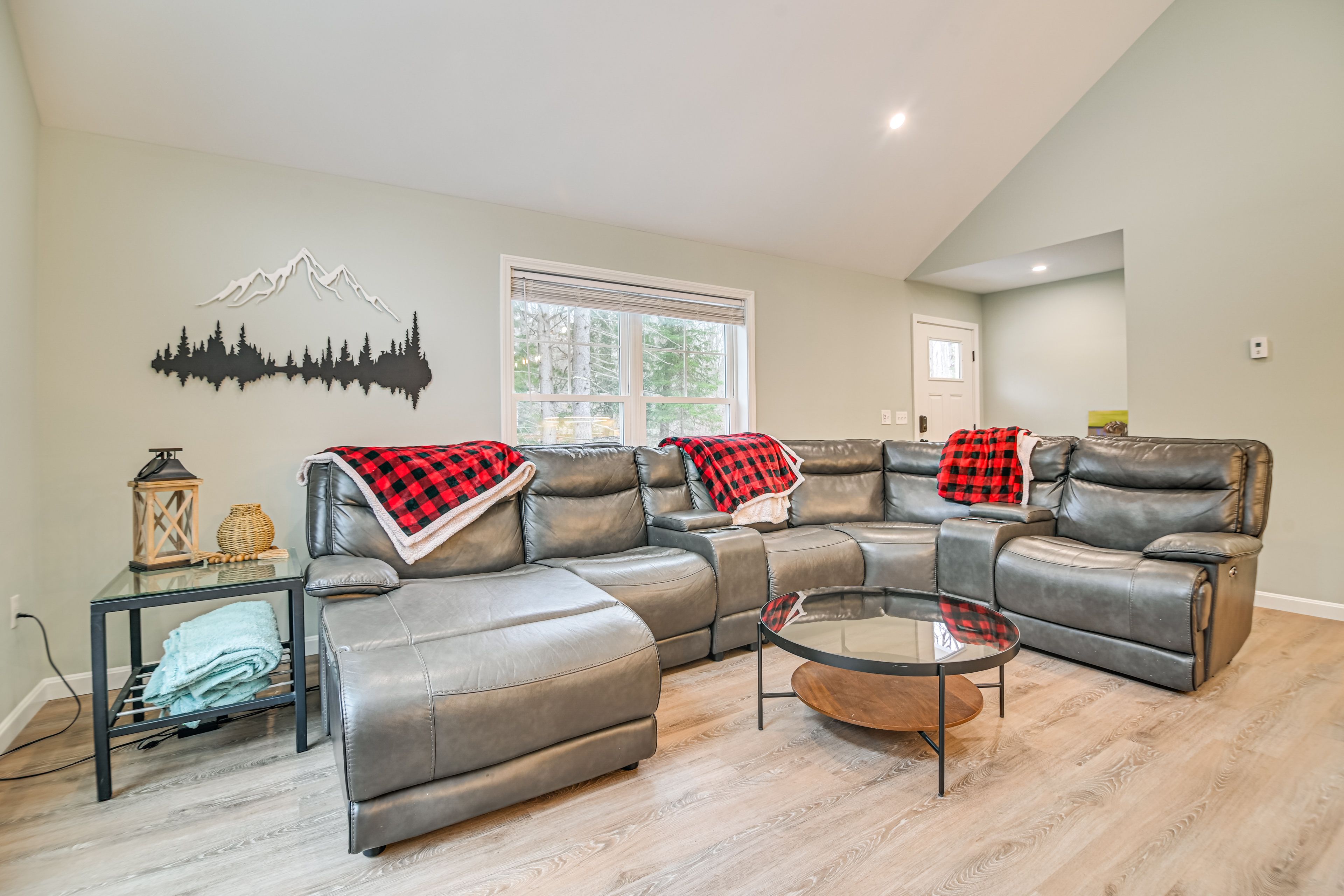 Living Area | Smart TV | Gas Fireplace | Board Games | Main Floor