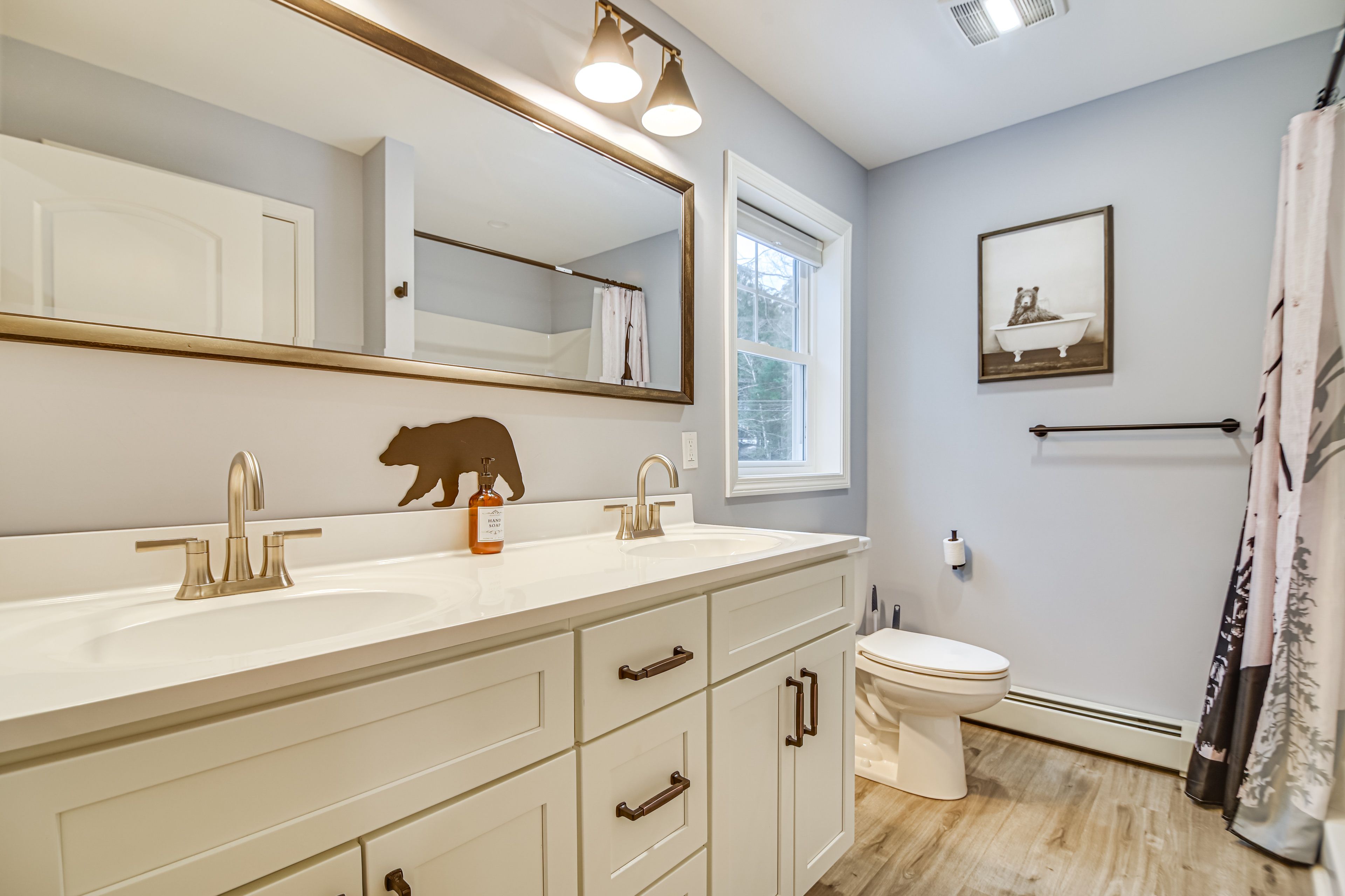 Full Bathroom | Towels Provided | Main Floor