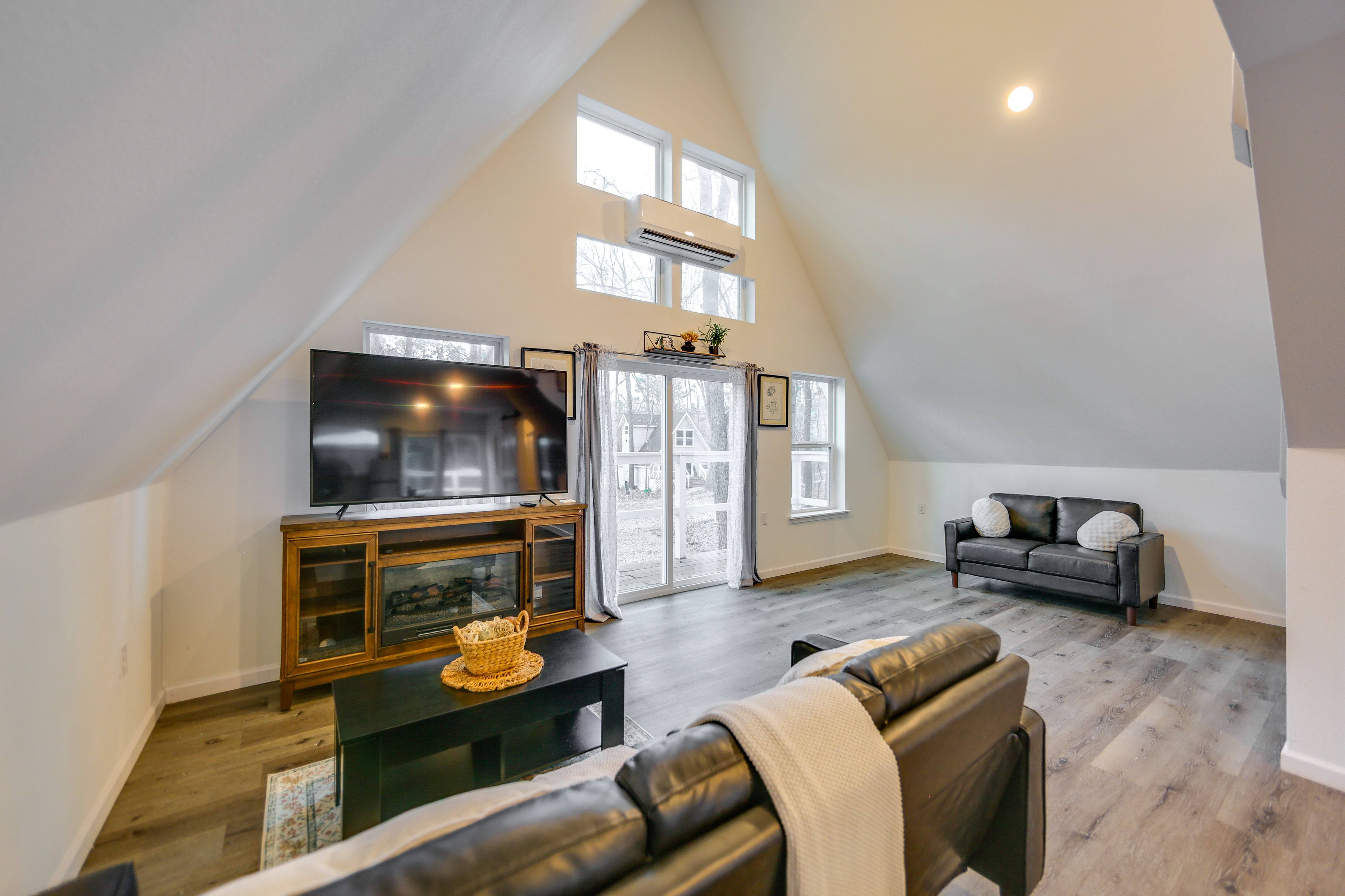 Studio Interior | Free WiFi | Smart TV | Central A/C | 1st Floor