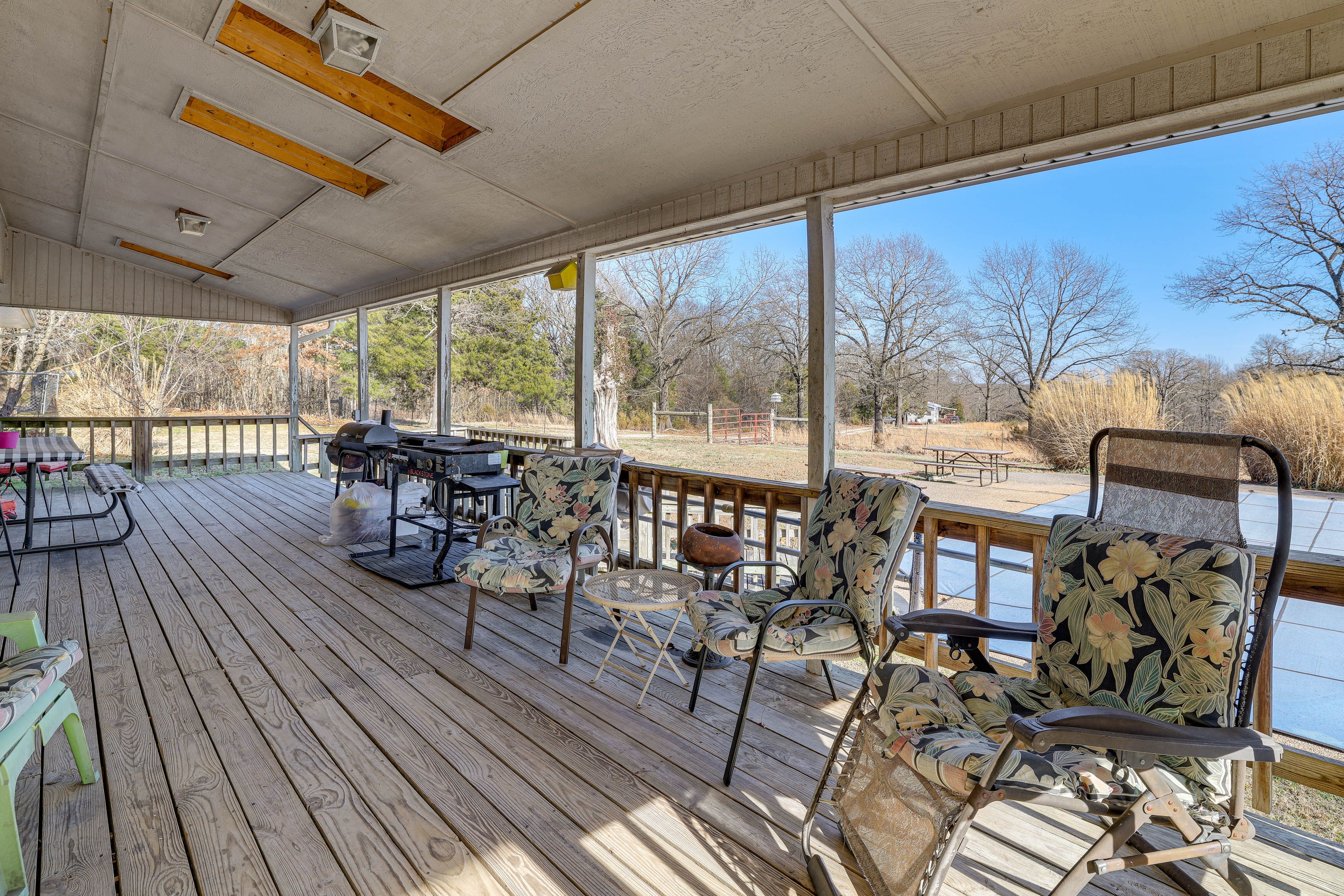 Covered Porch | Charcoal & Gas Grills