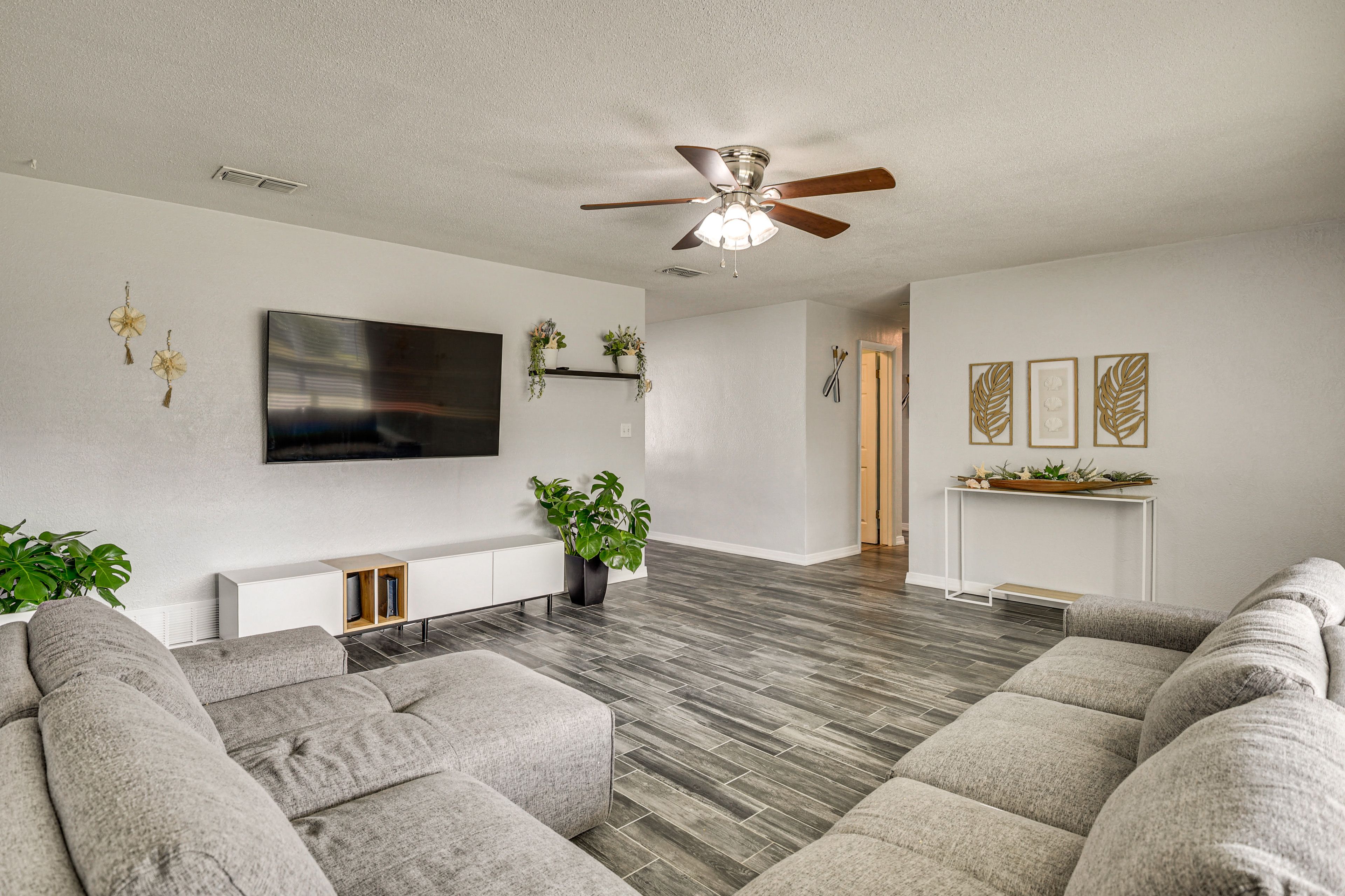 Living Room | Free WiFi | Smart TV