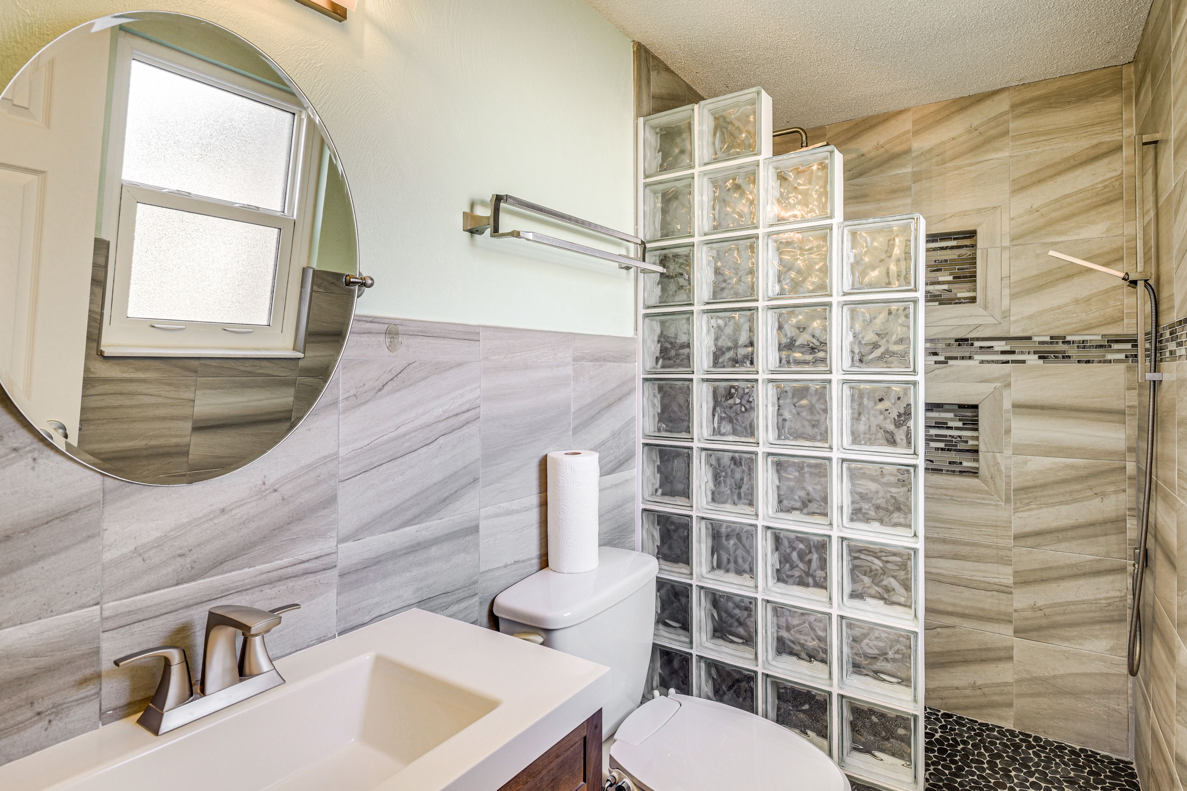 Full Bathroom | Towels Provided