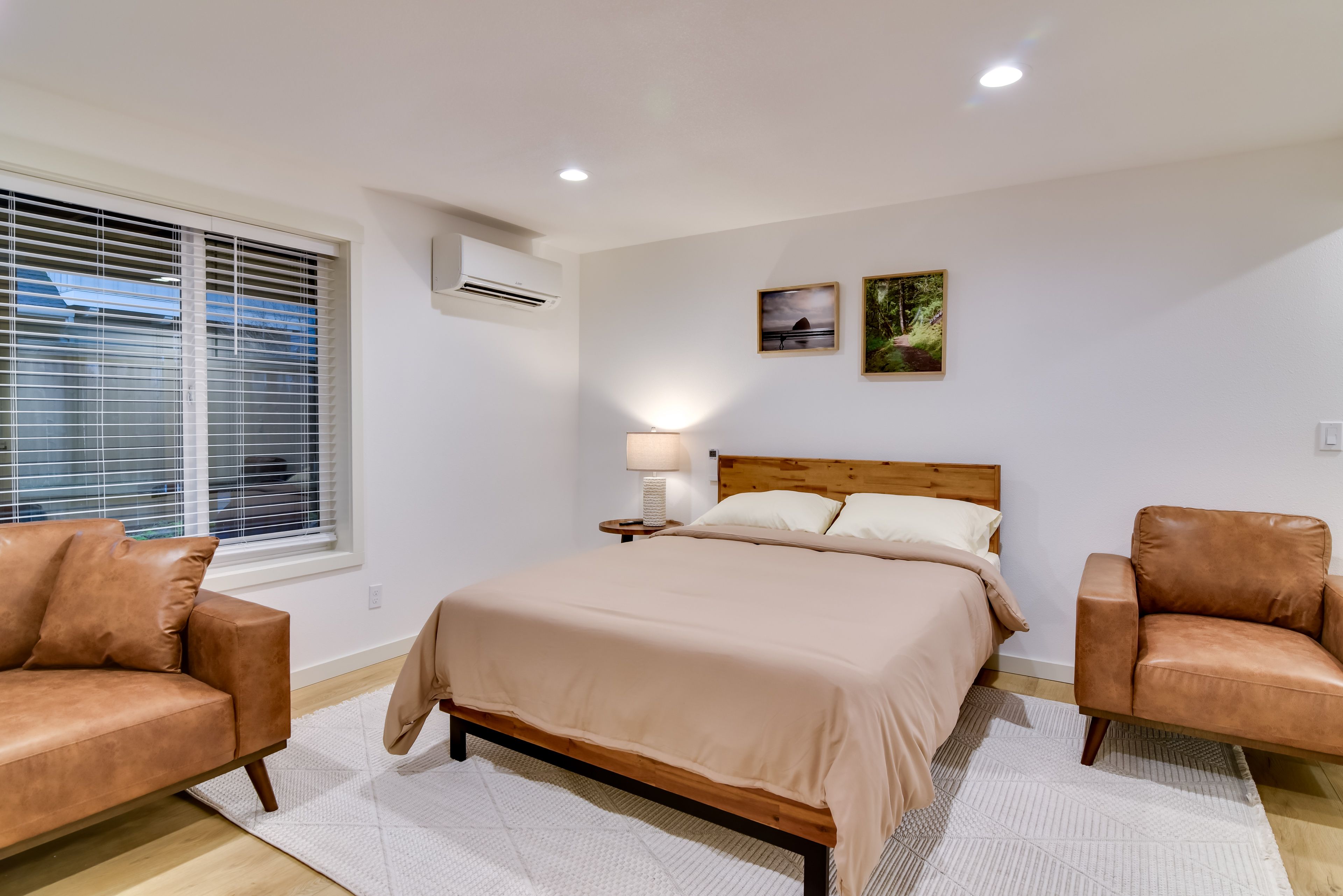 Bedroom | Queen Bed | Smart TV