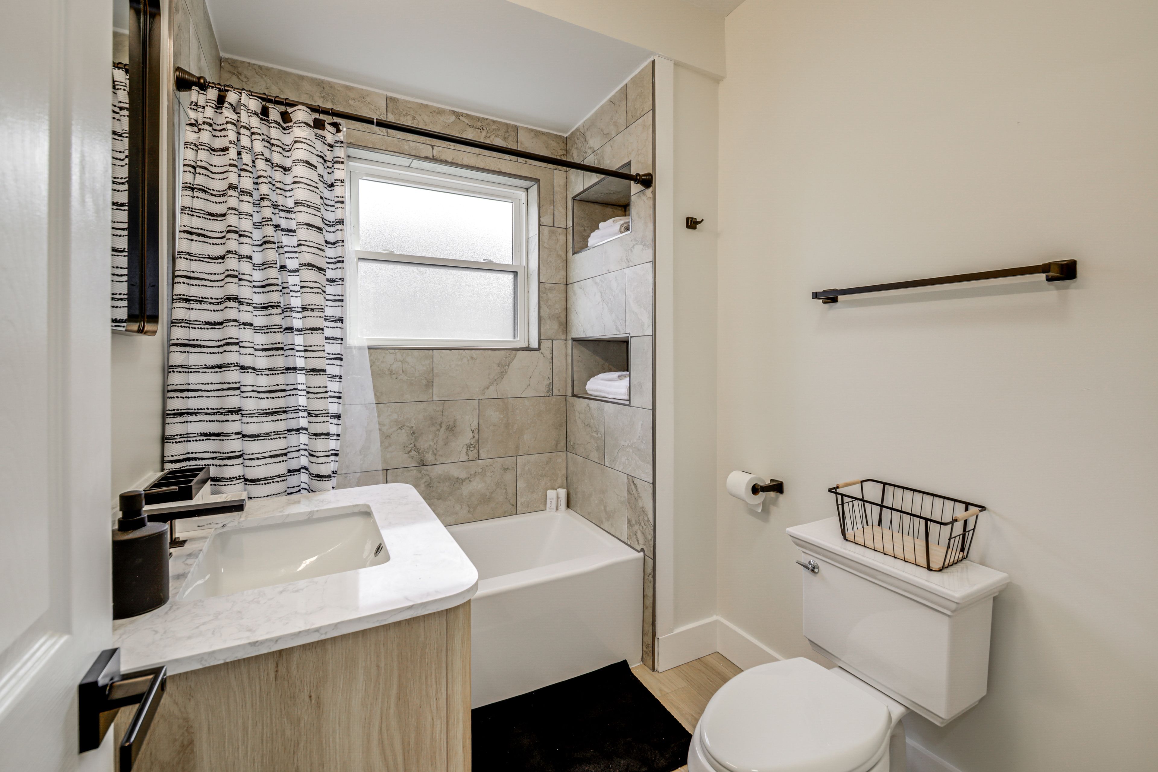Full Bathroom | 2nd Floor | Towels & Linens Provided