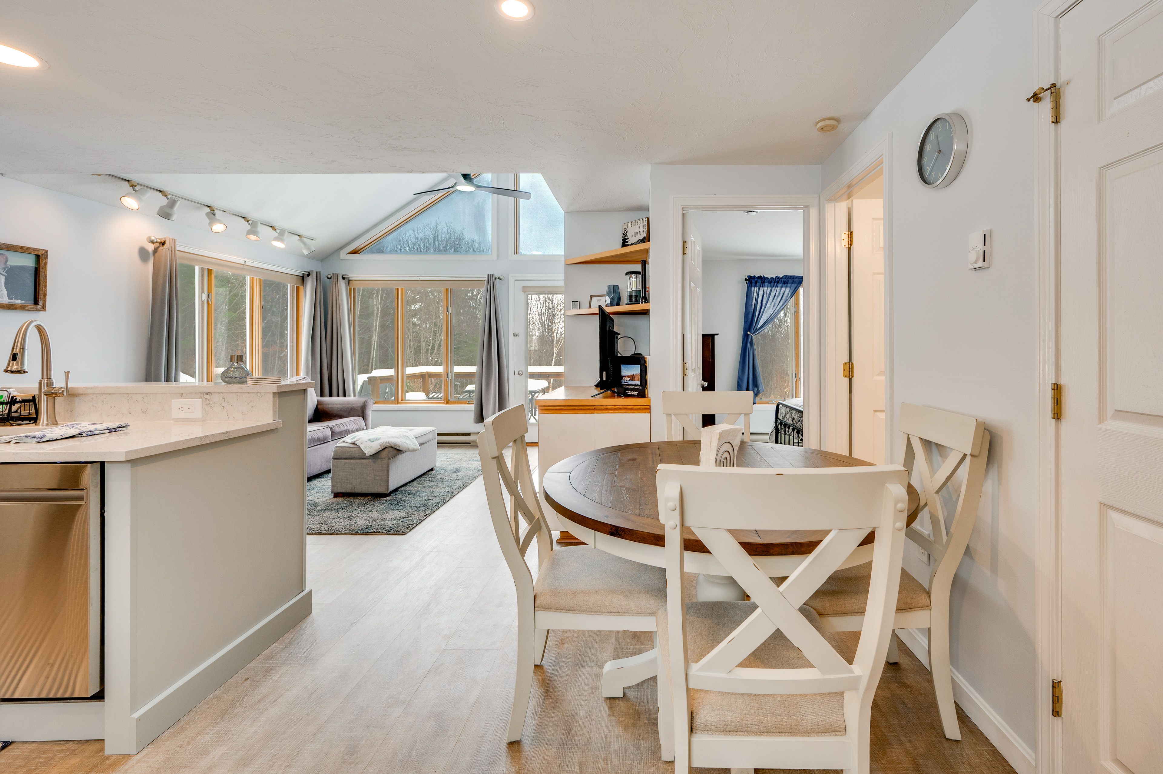 Dining Area | Dishware/Flatware Provided | 1st Floor