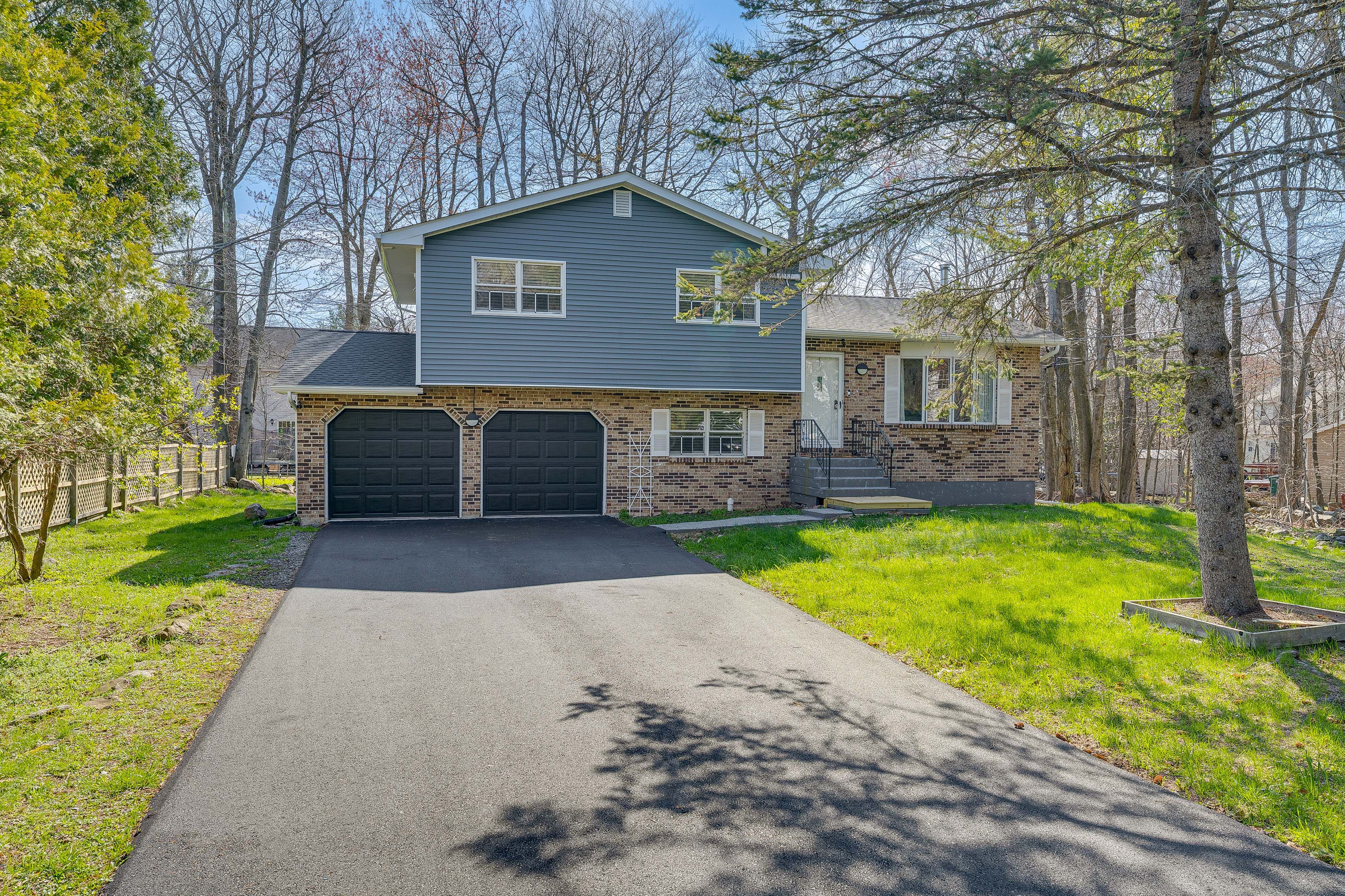 Exterior | Parking | Driveway (4-6 Vehicles)