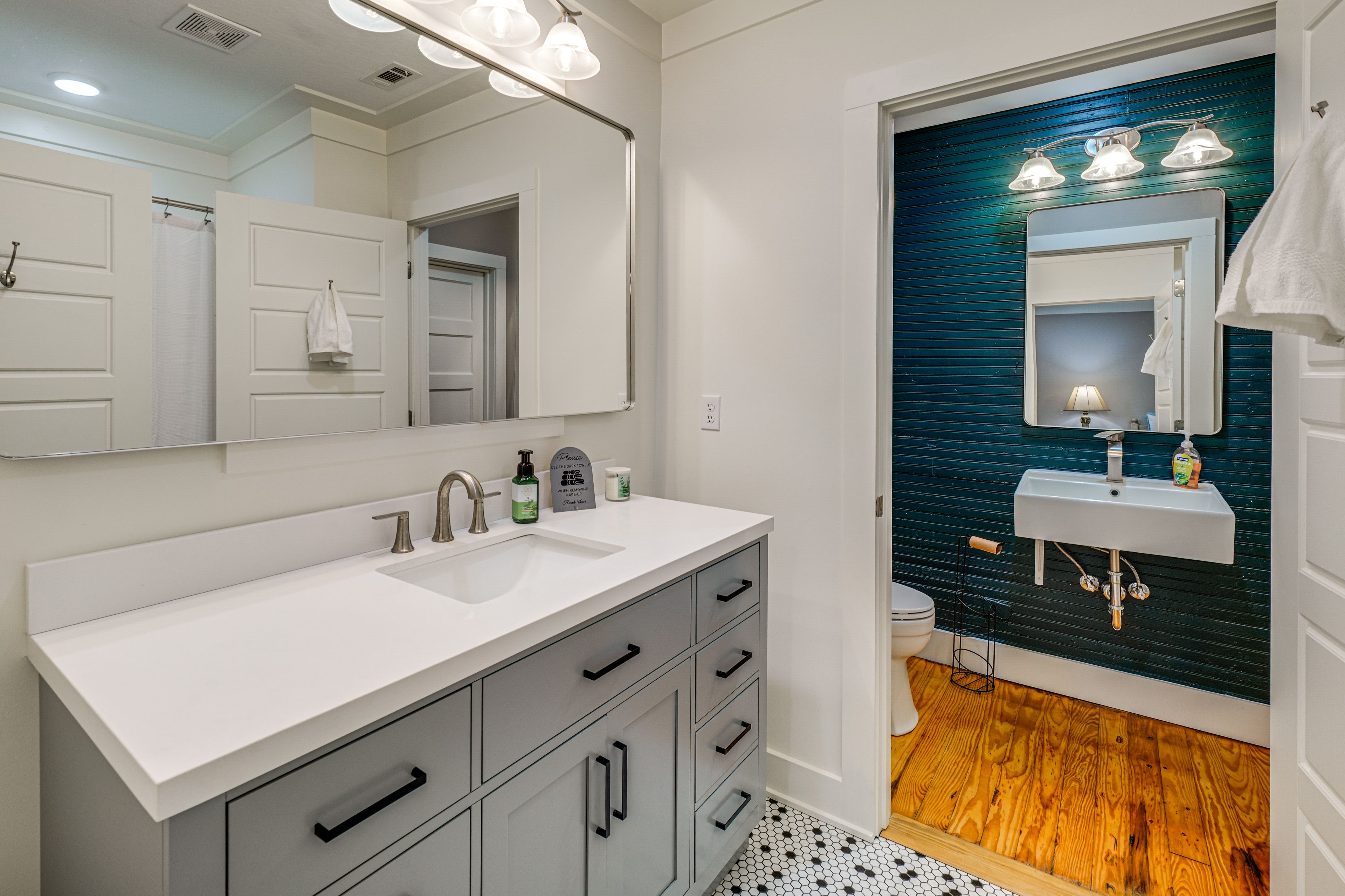 Full Bathroom | 1st Floor | Complimentary Toiletries | Towels Provided