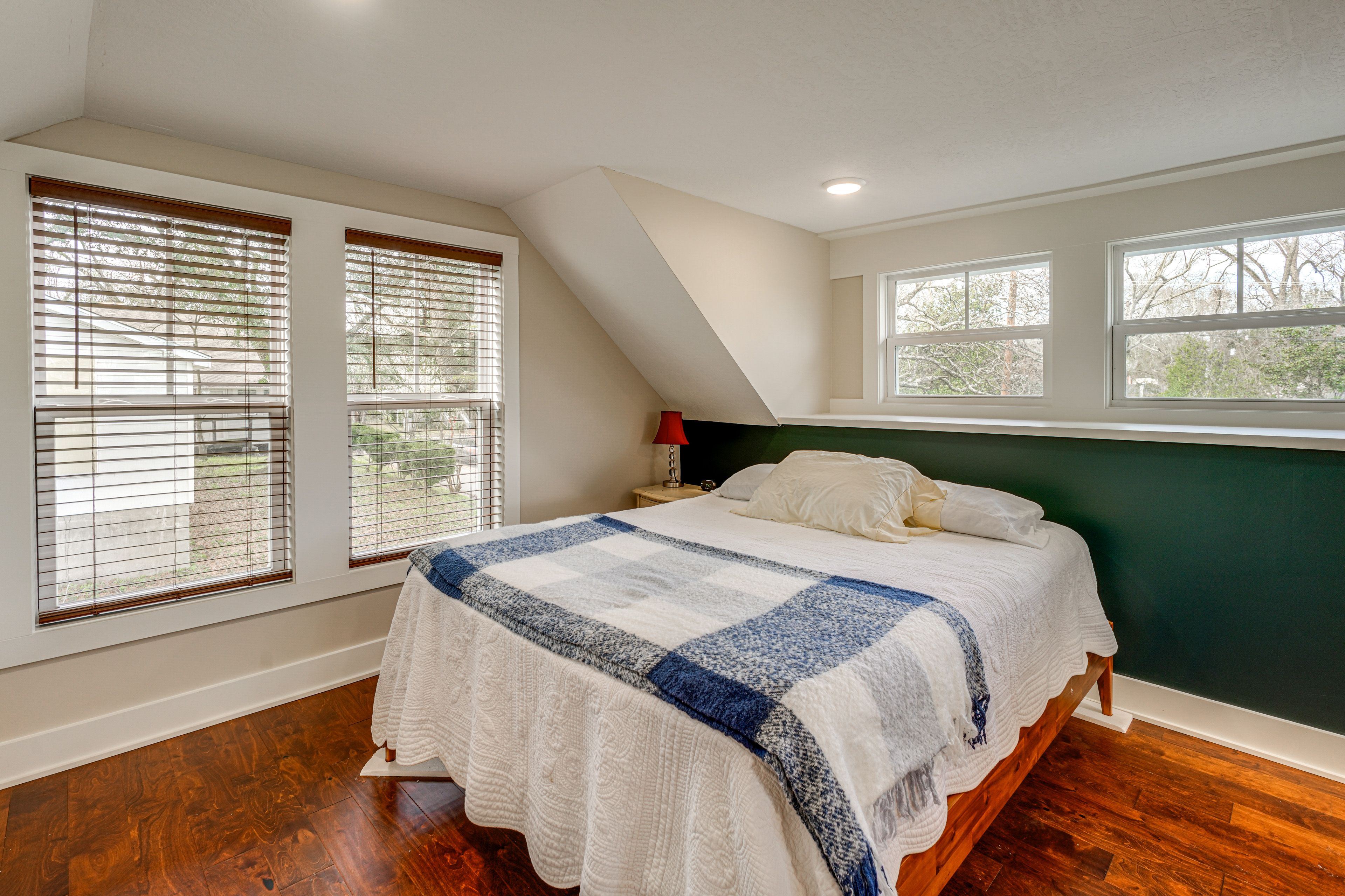 Loft | Queen Bed | Keyboard | Record Player