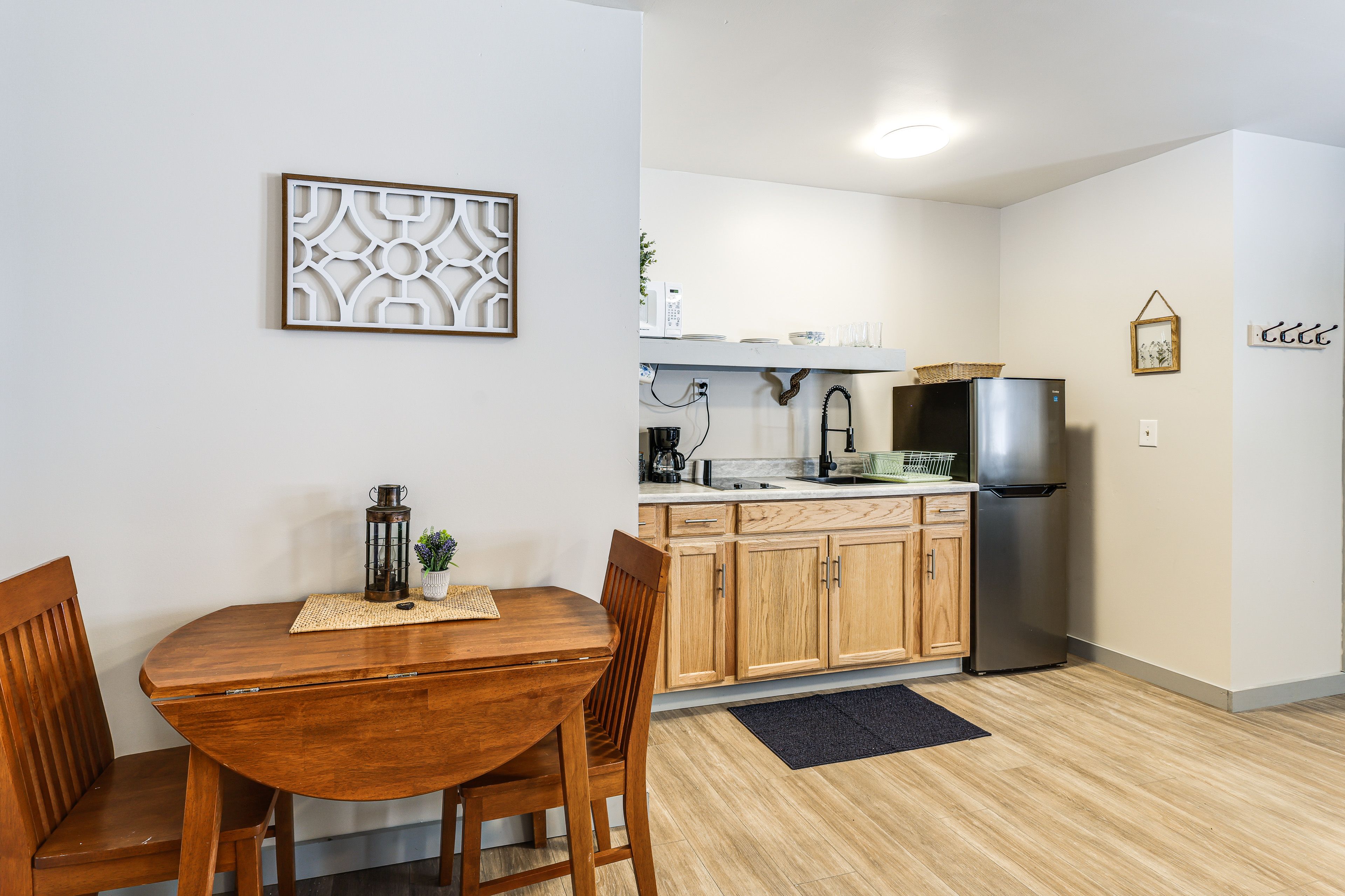 Kitchenette & Dining Space
