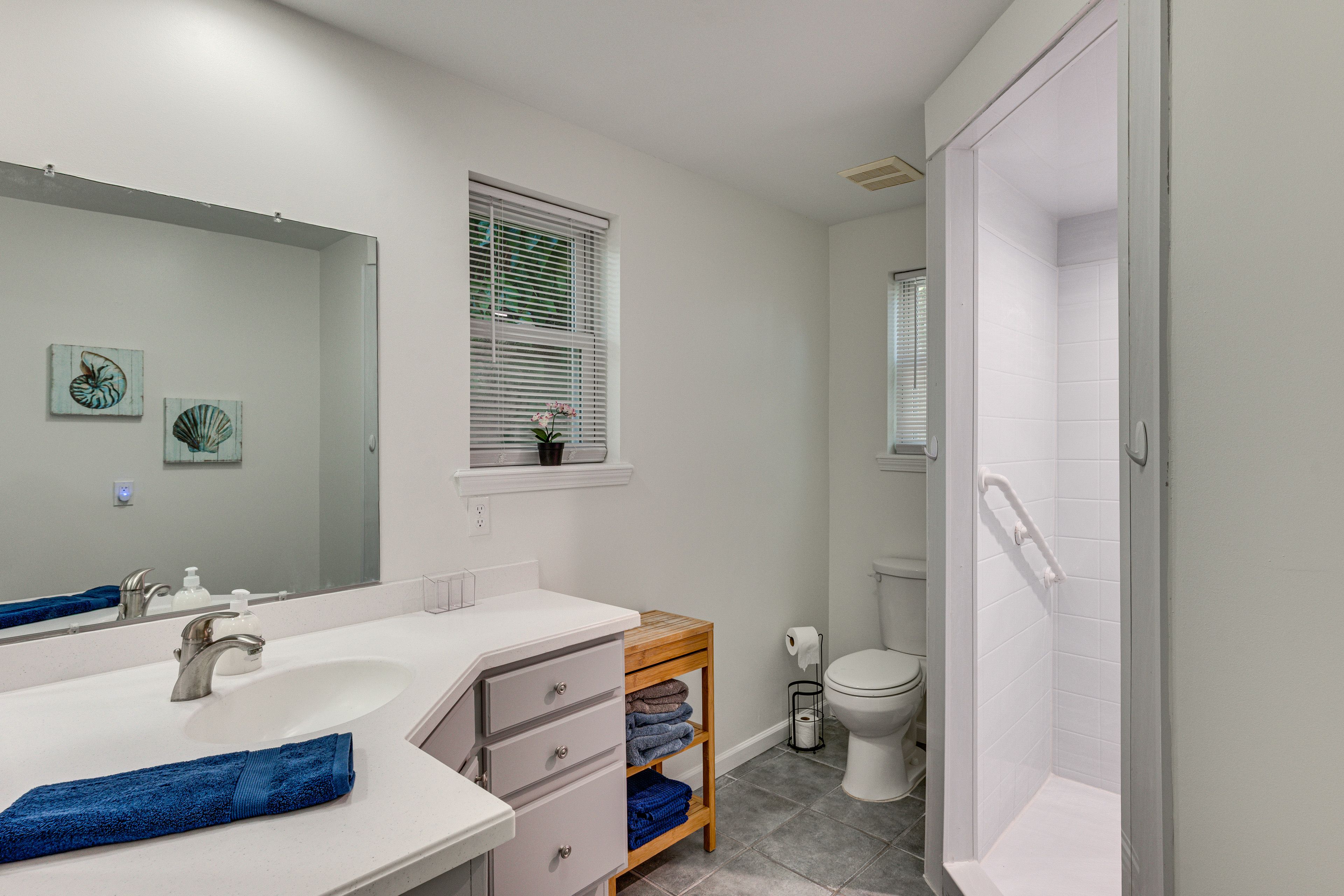 Full Bathroom | 1st Floor