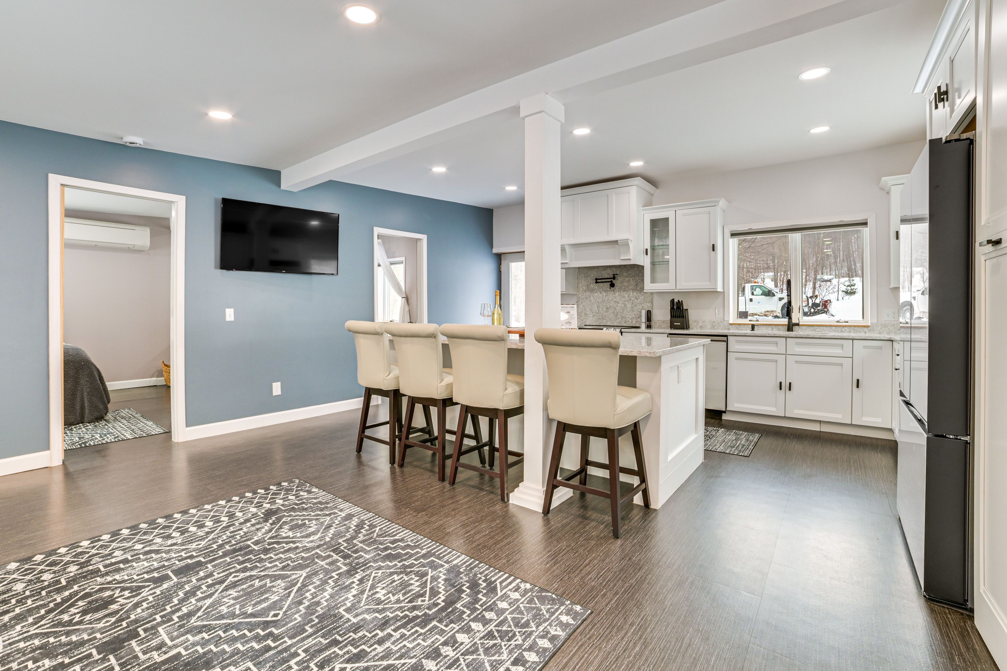 Living Room | Smart TV | Board Games