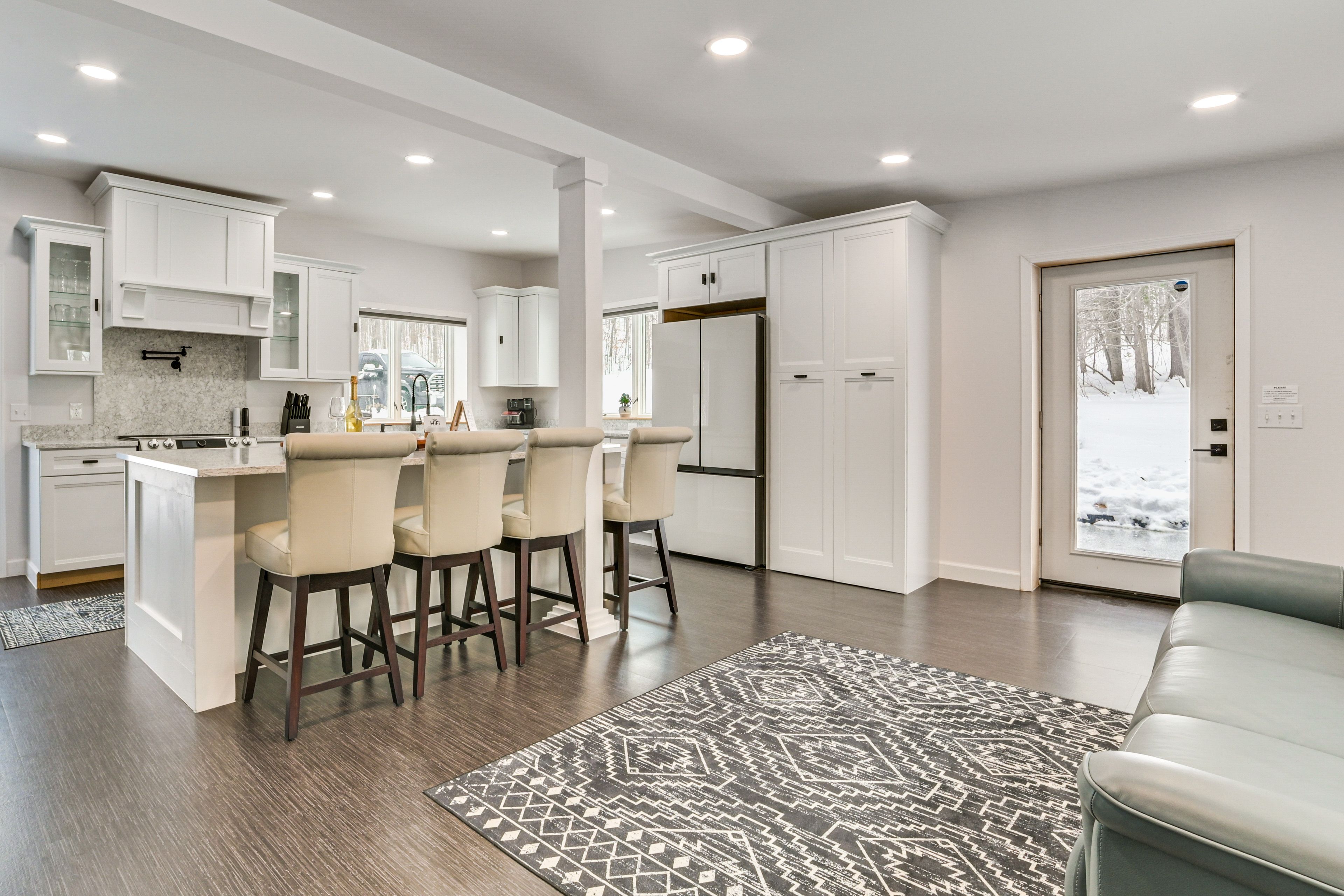 Property Interior | Central A/C & Heating | Free WiFi