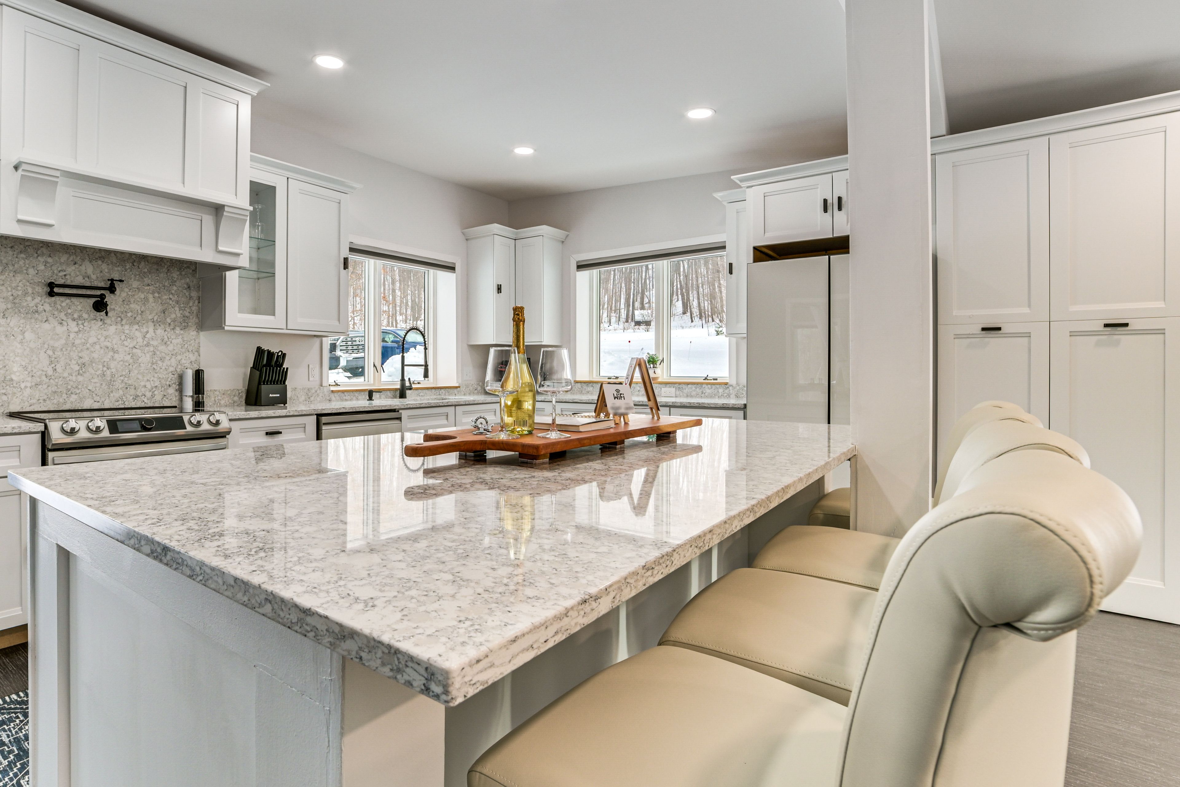 Dining Island | Dishware/Flatware