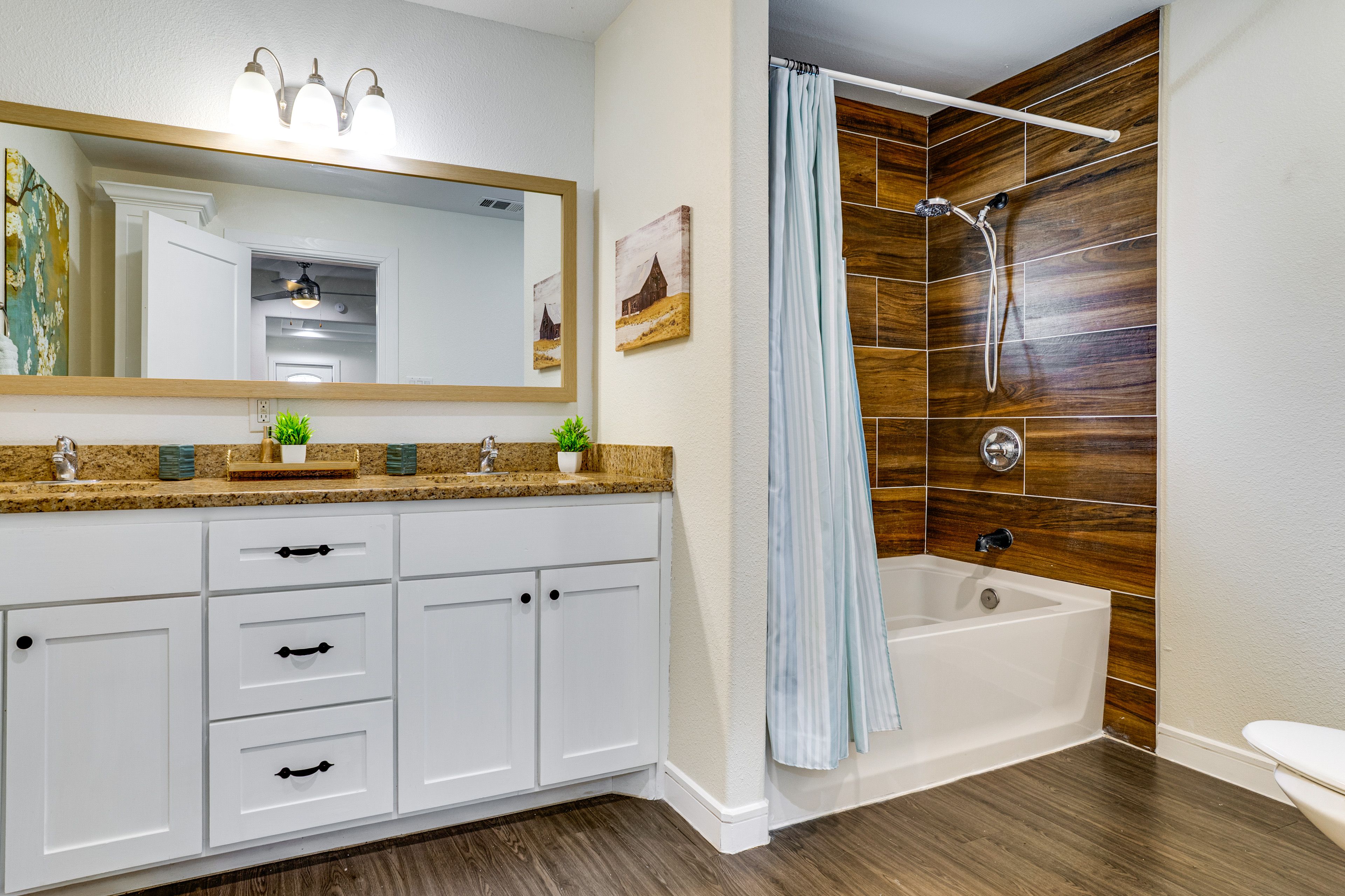 Main House | Full Bathroom