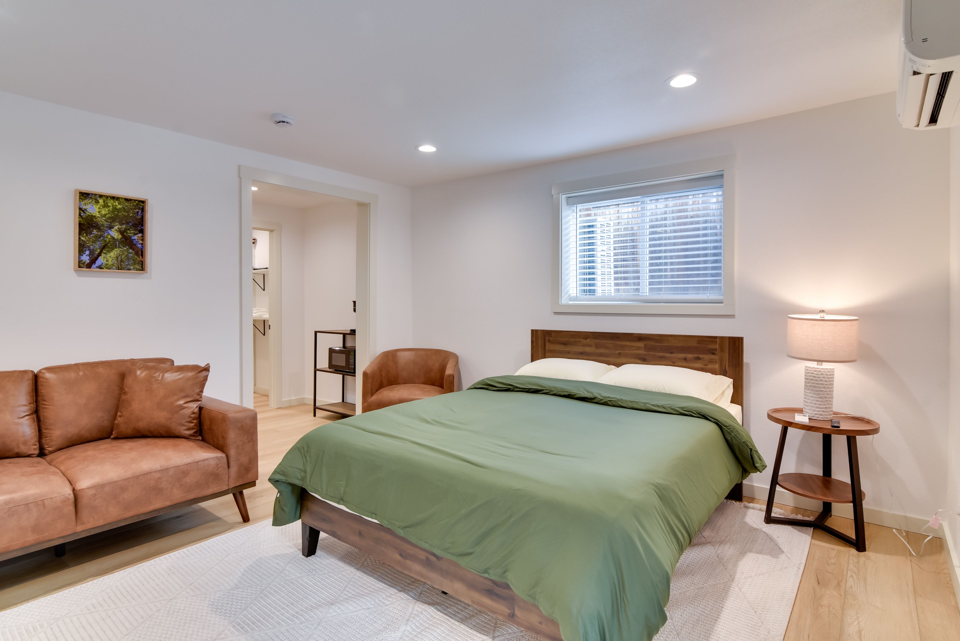 Studio | Queen Bed | Sitting Area | Desk