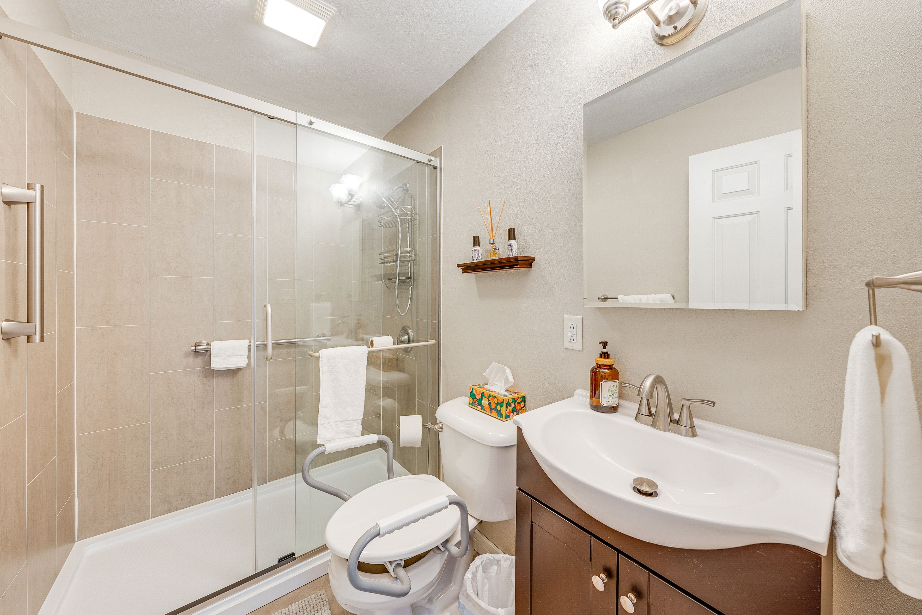 Full Bathroom | Towels Provided | Main Floor