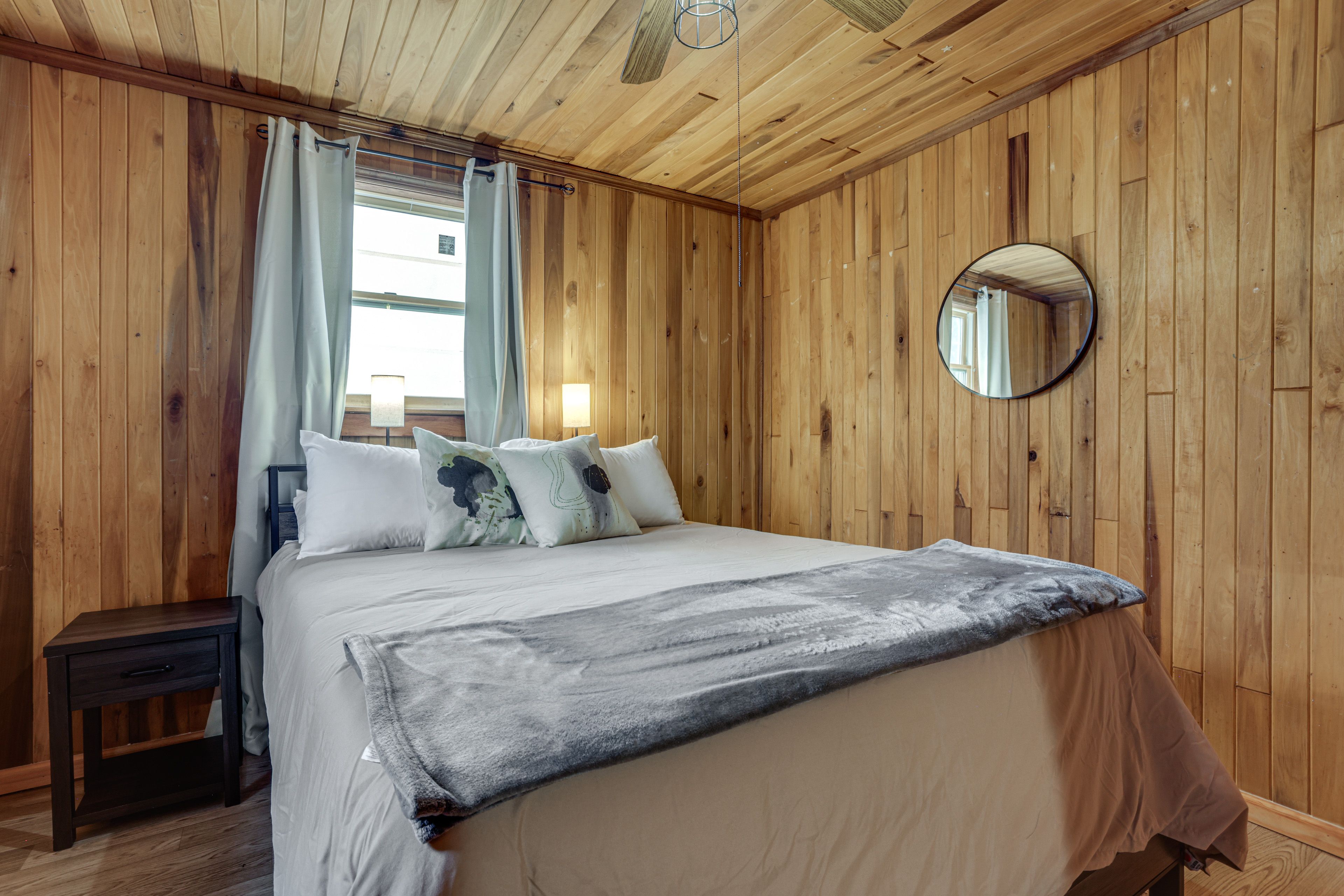 Bedroom 2 | Queen Bed