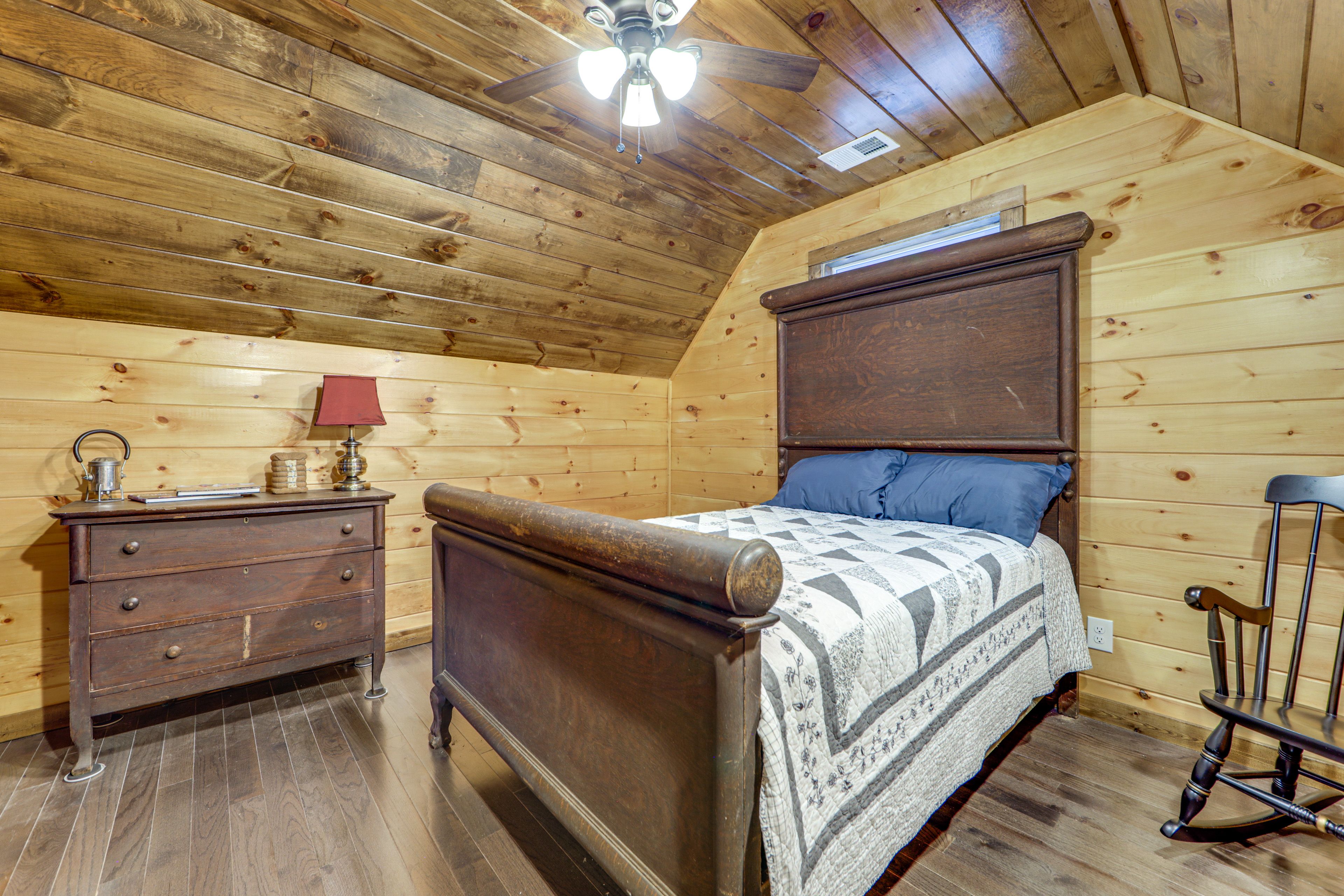 Bedroom 2 | Full Bed | 2nd Floor