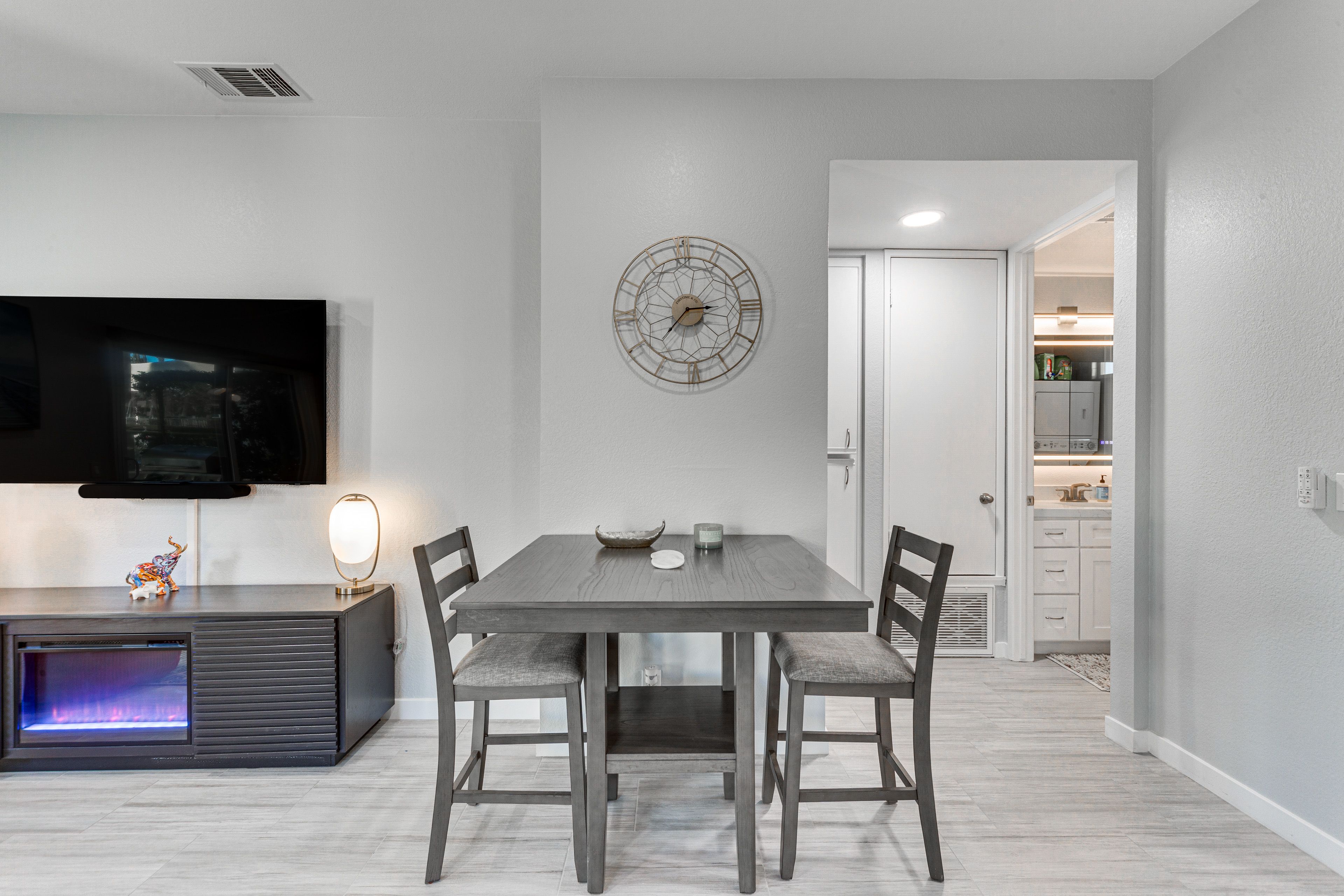 Dining Area | Dishes & Flatware Provided