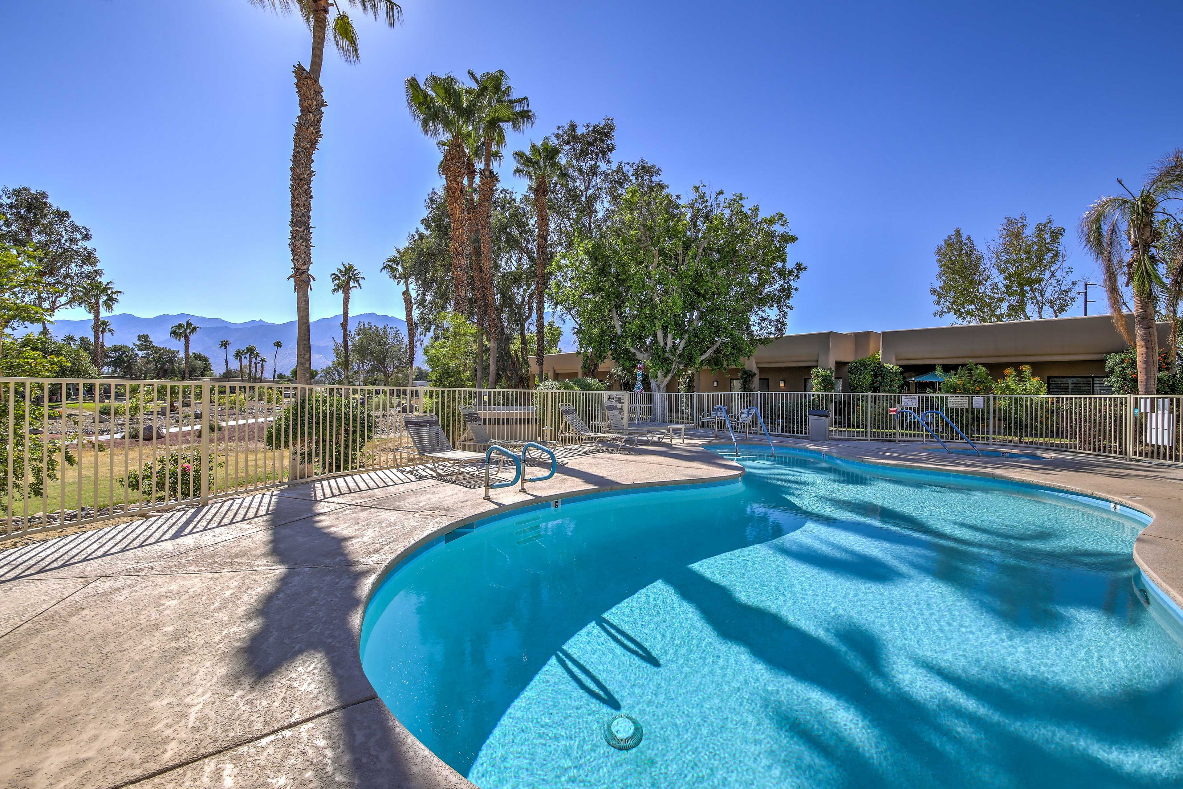 Community Amenities | Outdoor Pools & Hot Tubs