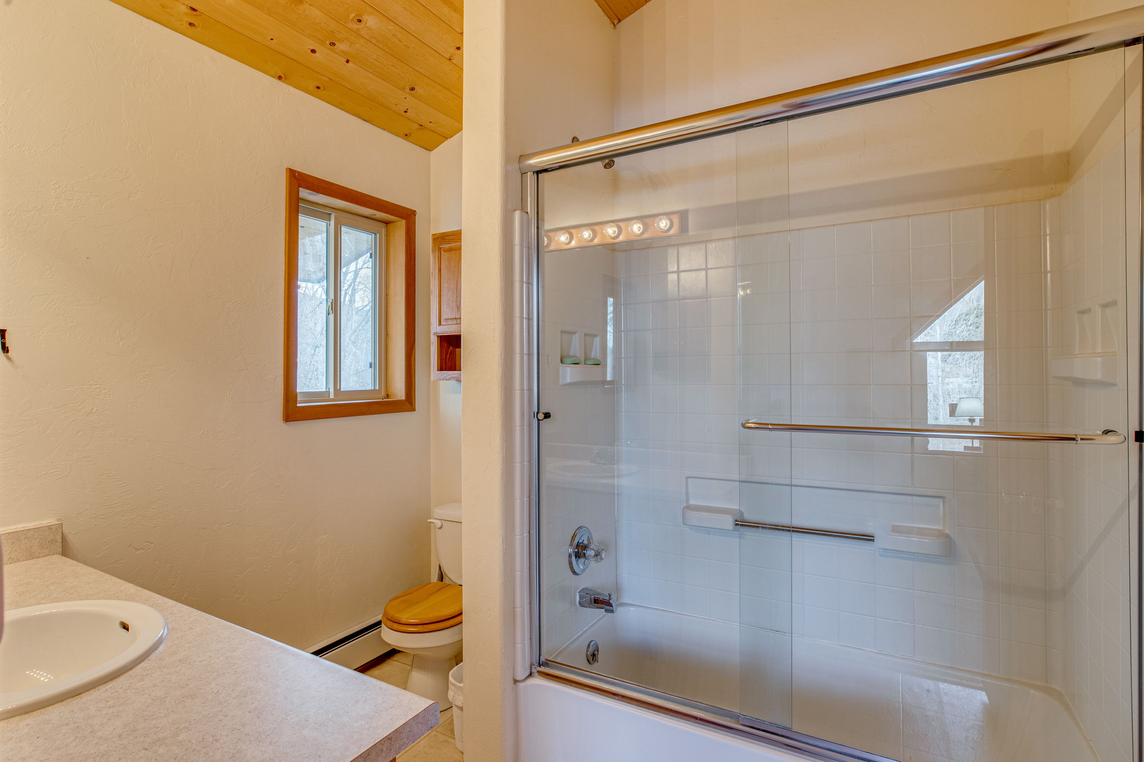 Full Bathroom | Complimentary Toiletries | Towels Provided | 2nd Floor