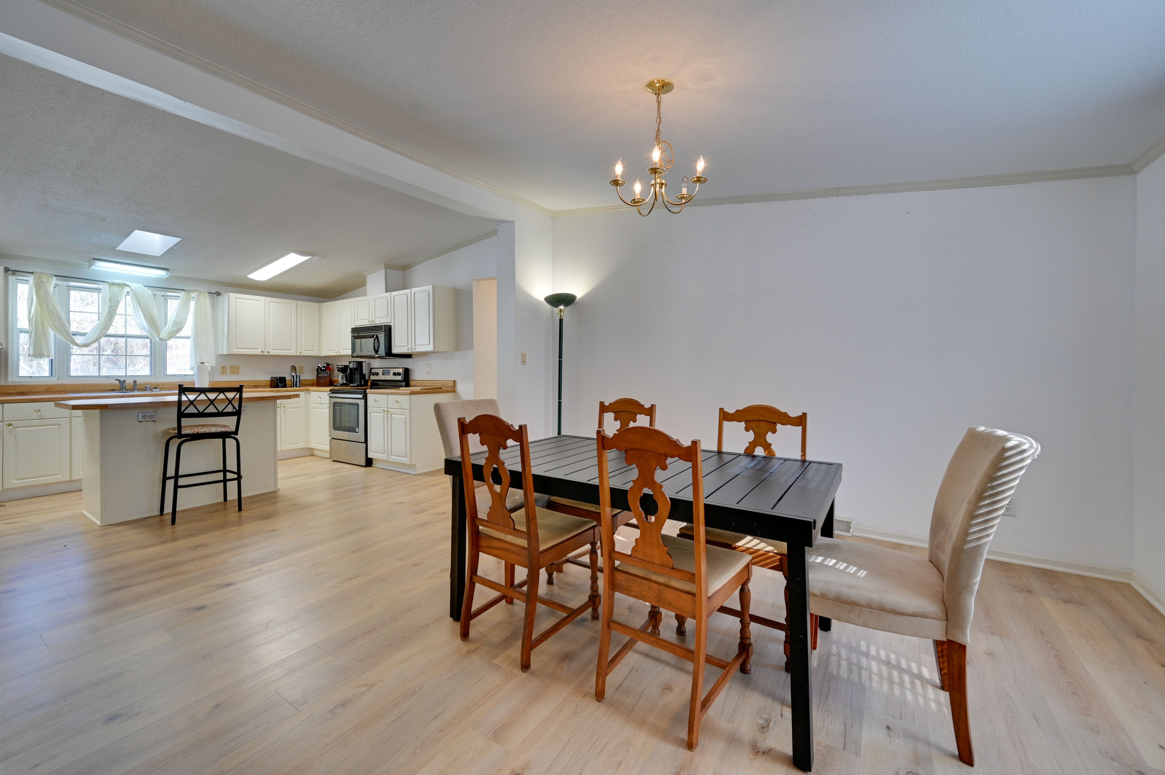 Dining Table | Dishware & Flatware