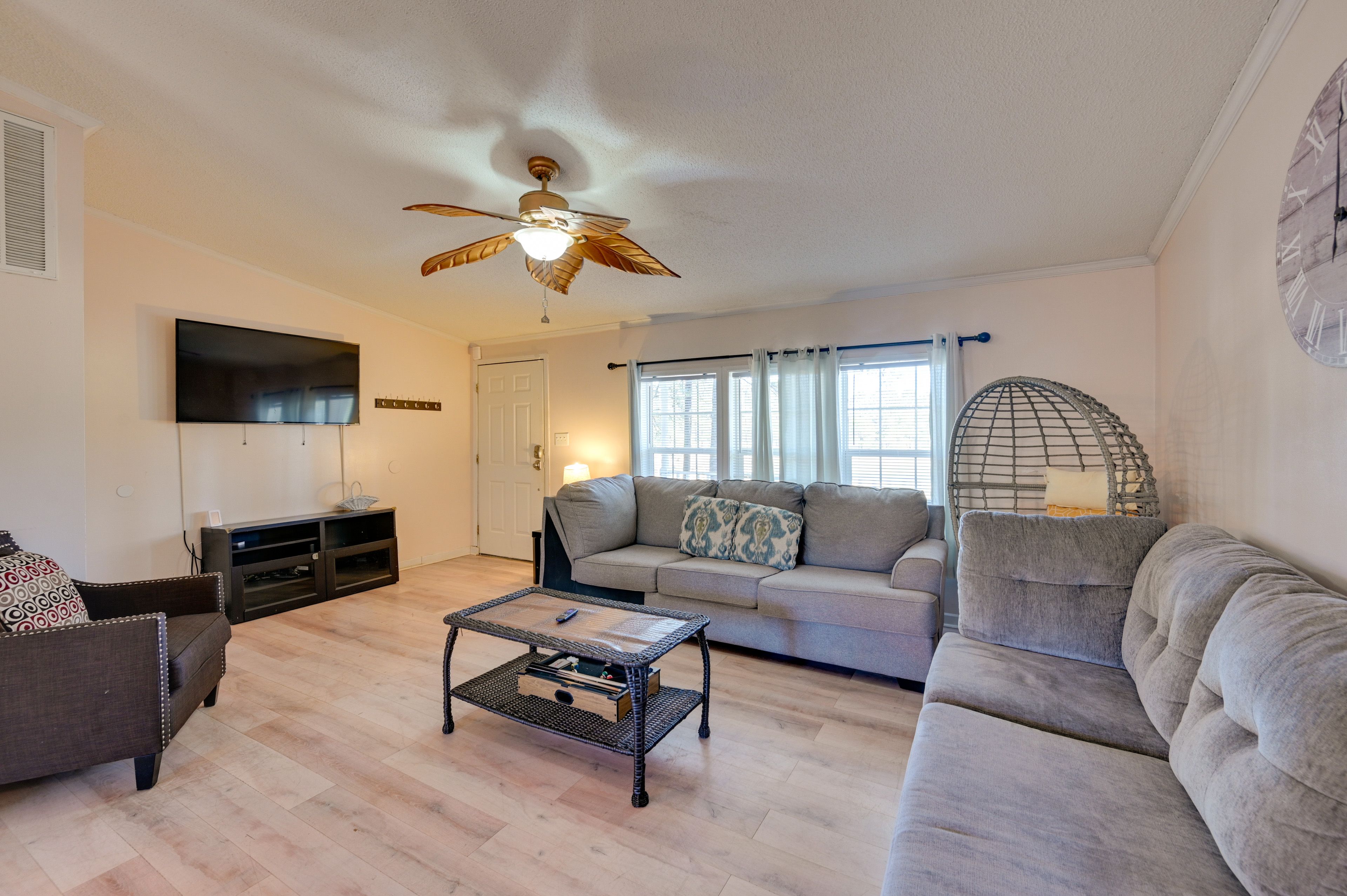 Living Room | Free WiFi | Central A/C & Heat