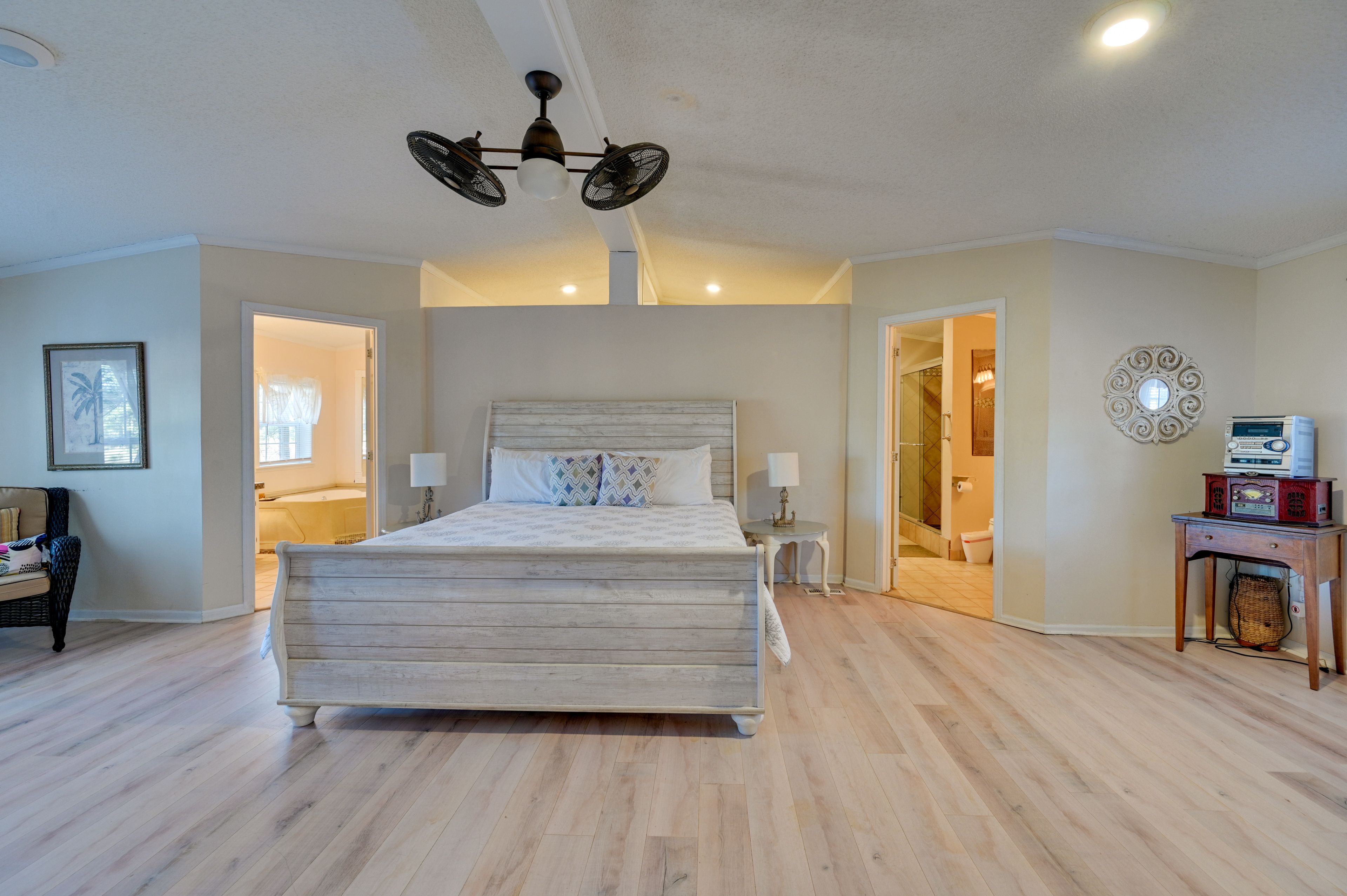 Bedroom 1 | King Bed